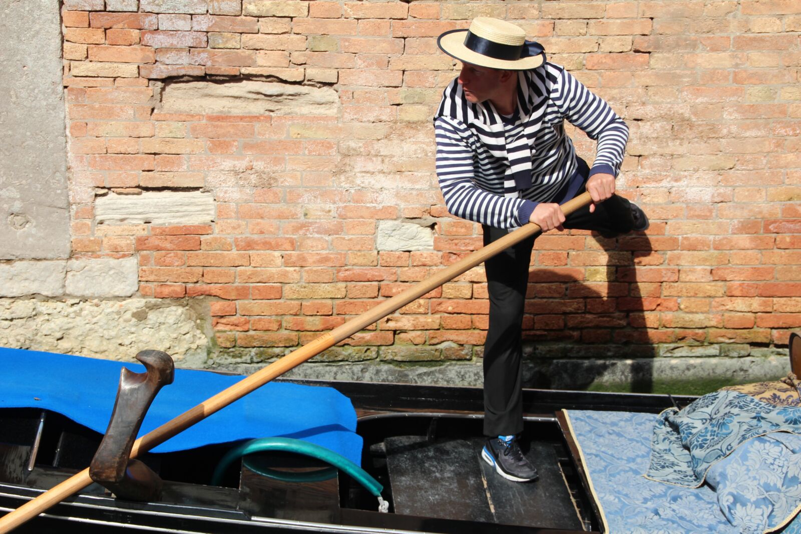 Canon EOS 600D (Rebel EOS T3i / EOS Kiss X5) sample photo. Staff, gondolier, venice photography