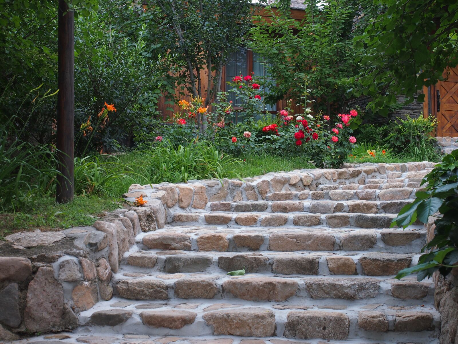 Olympus PEN E-P3 sample photo. Garden, stairs, background photography