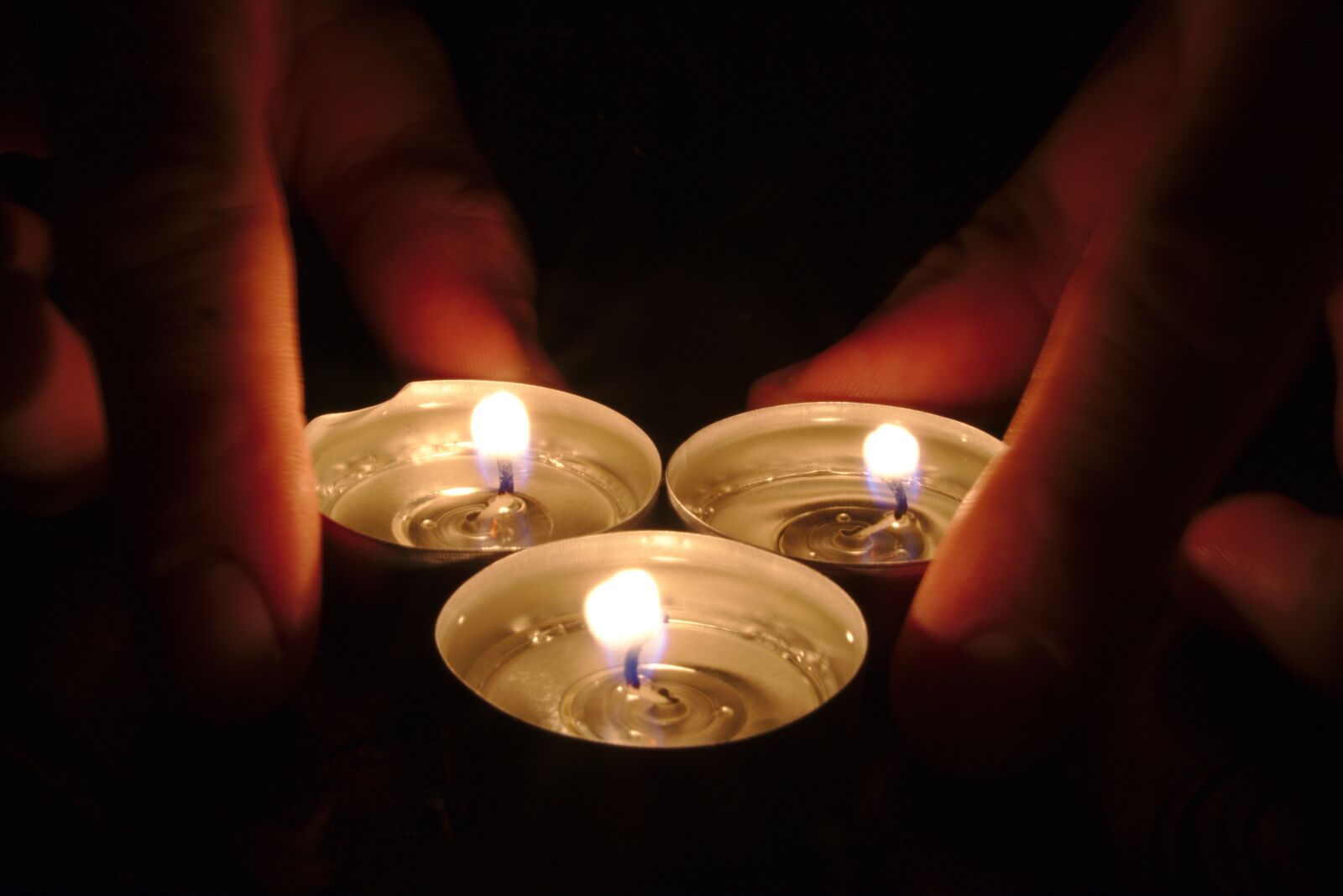 Canon EOS 70D sample photo. Candles, lights, fingers photography