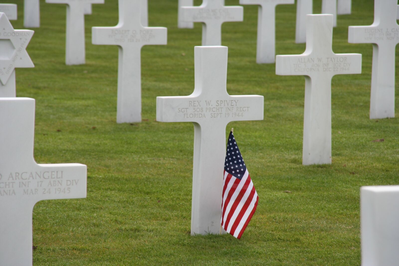 Canon EOS 350D (EOS Digital Rebel XT / EOS Kiss Digital N) sample photo. Grave, war, cemetery photography