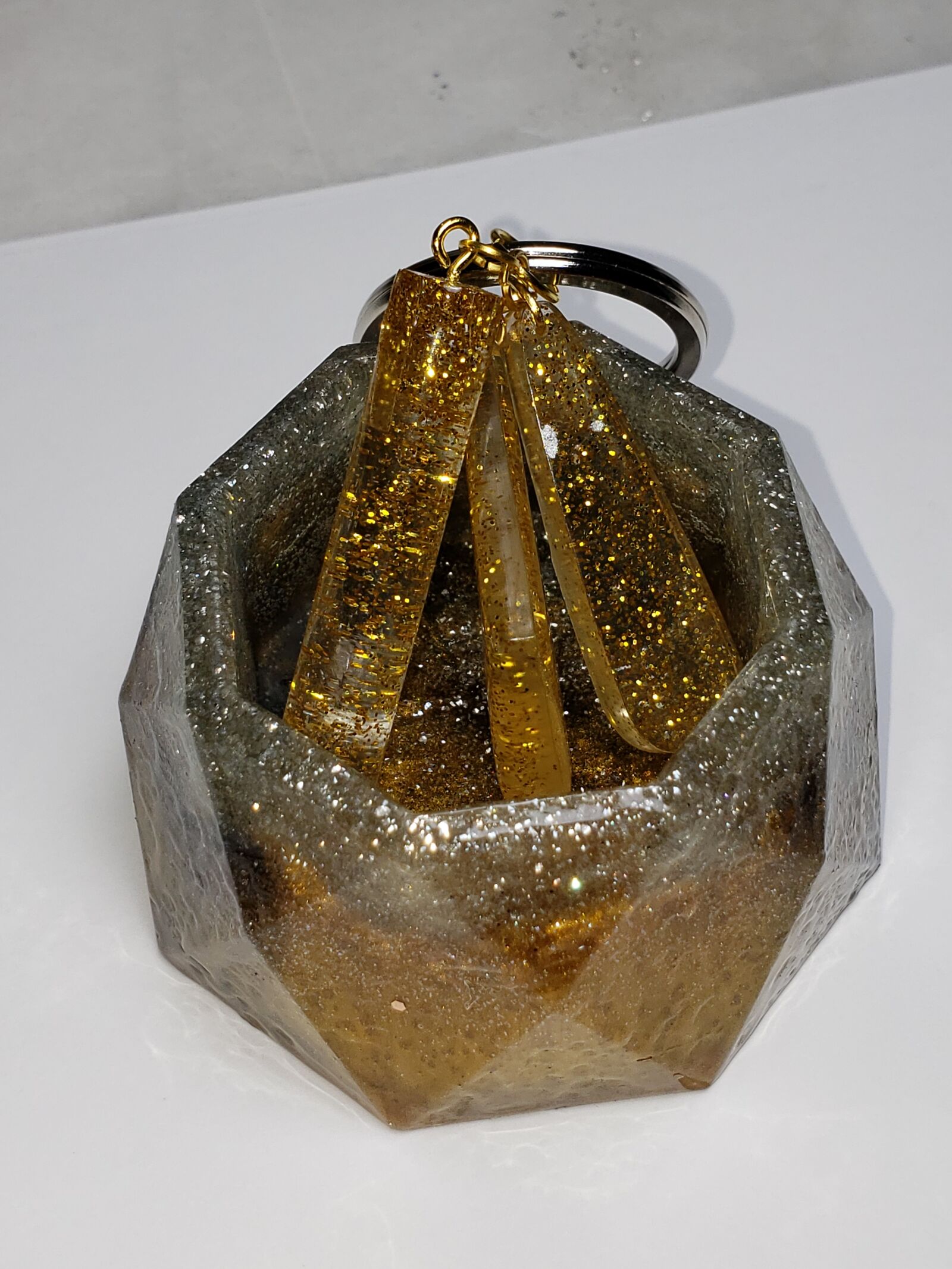 Samsung Galaxy S9+ sample photo. Resin, keychain, holder photography