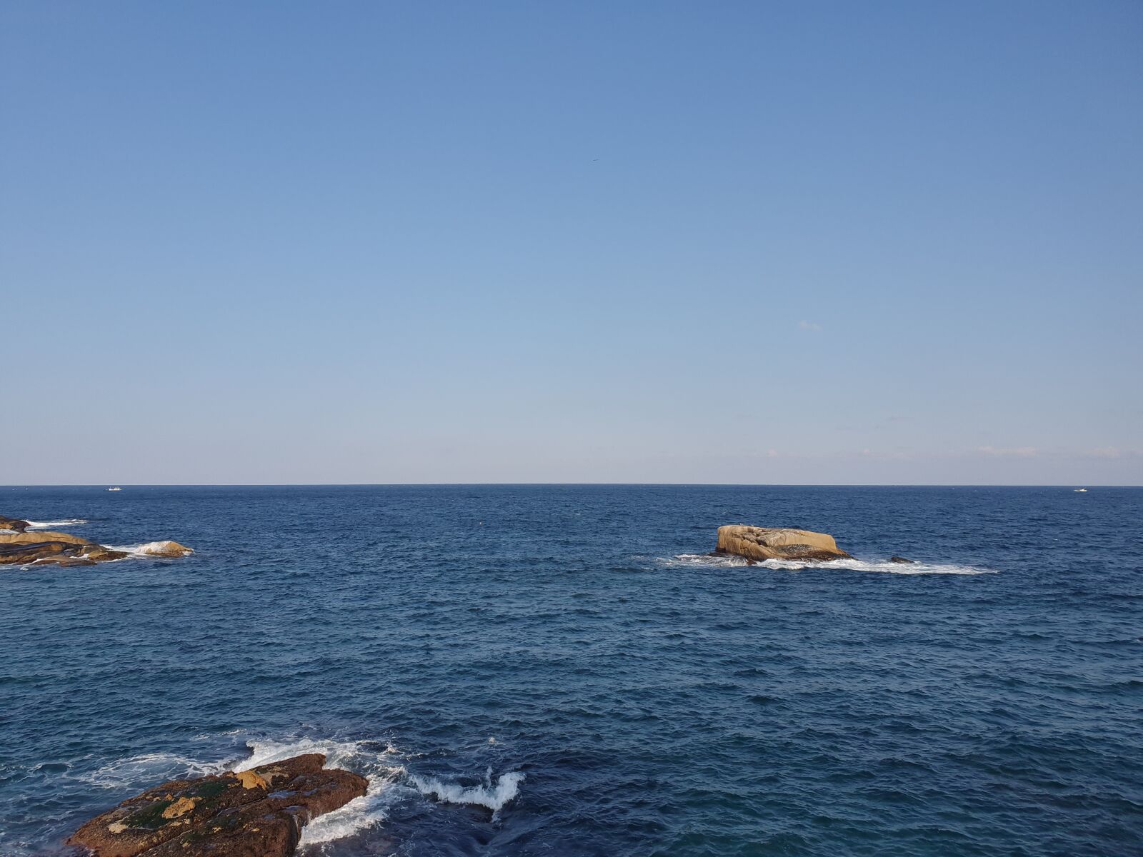 Samsung Galaxy S10e sample photo. Sea, wave, sea rocks photography