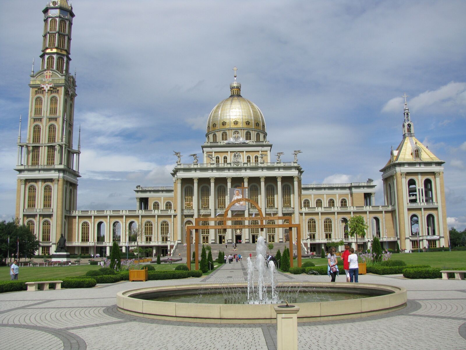 Canon POWERSHOT SX100 IS sample photo. The basilica, poland, lichen photography