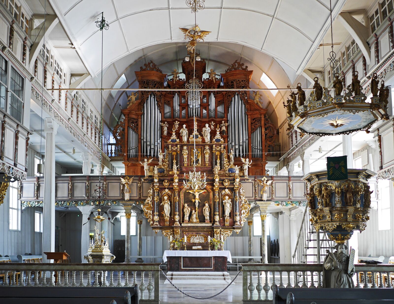 Panasonic Lumix DMC-GH3 sample photo. Sanctuary, wooden church, market photography
