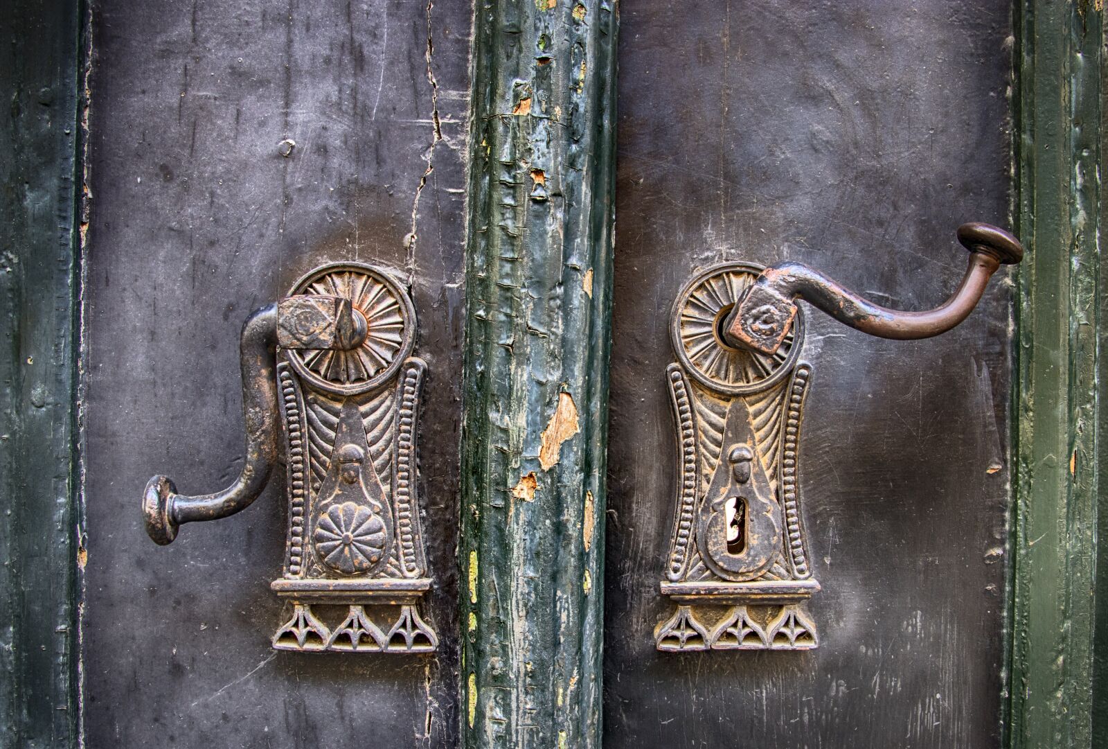 Canon EF-S 18-135mm F3.5-5.6 IS USM sample photo. Door handles, lock, handle photography