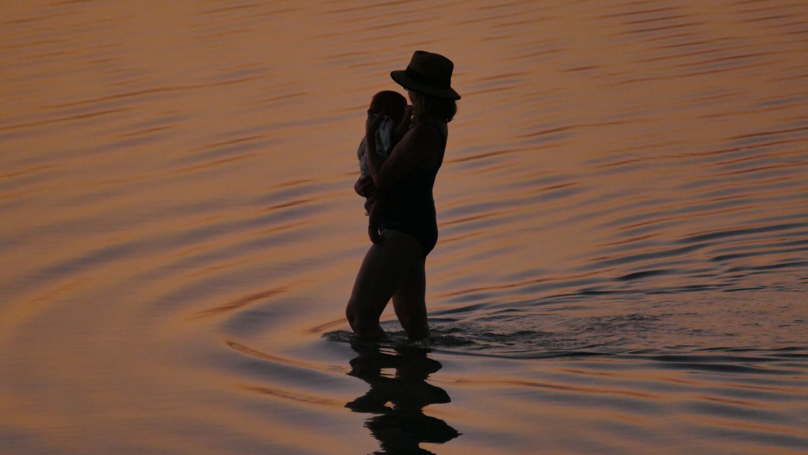 Leica V-Lux (Typ 114) sample photo. Sundown, mother, child photography