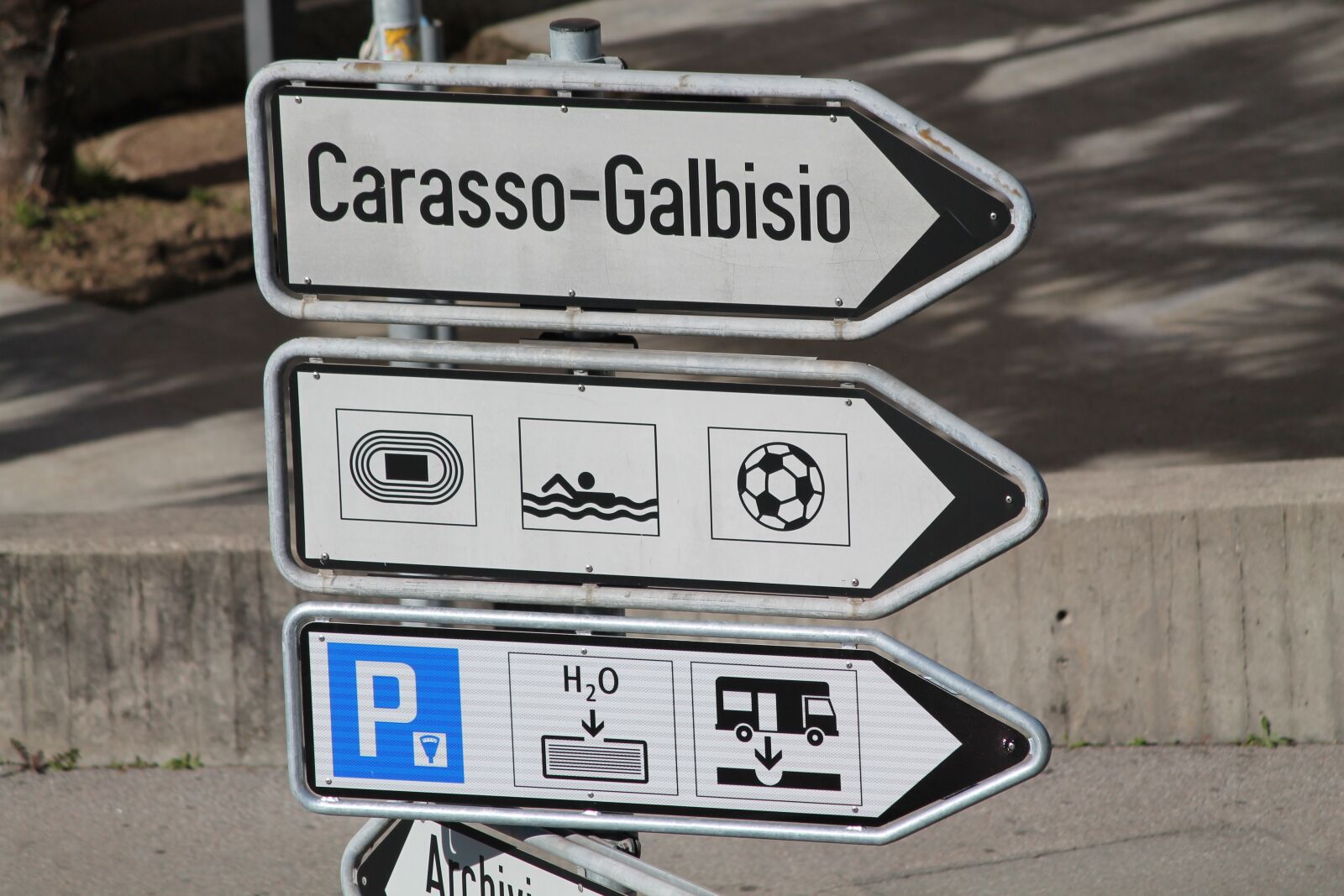Canon EF-S 55-250mm F4-5.6 IS II sample photo. Signal, road, canton ticino photography