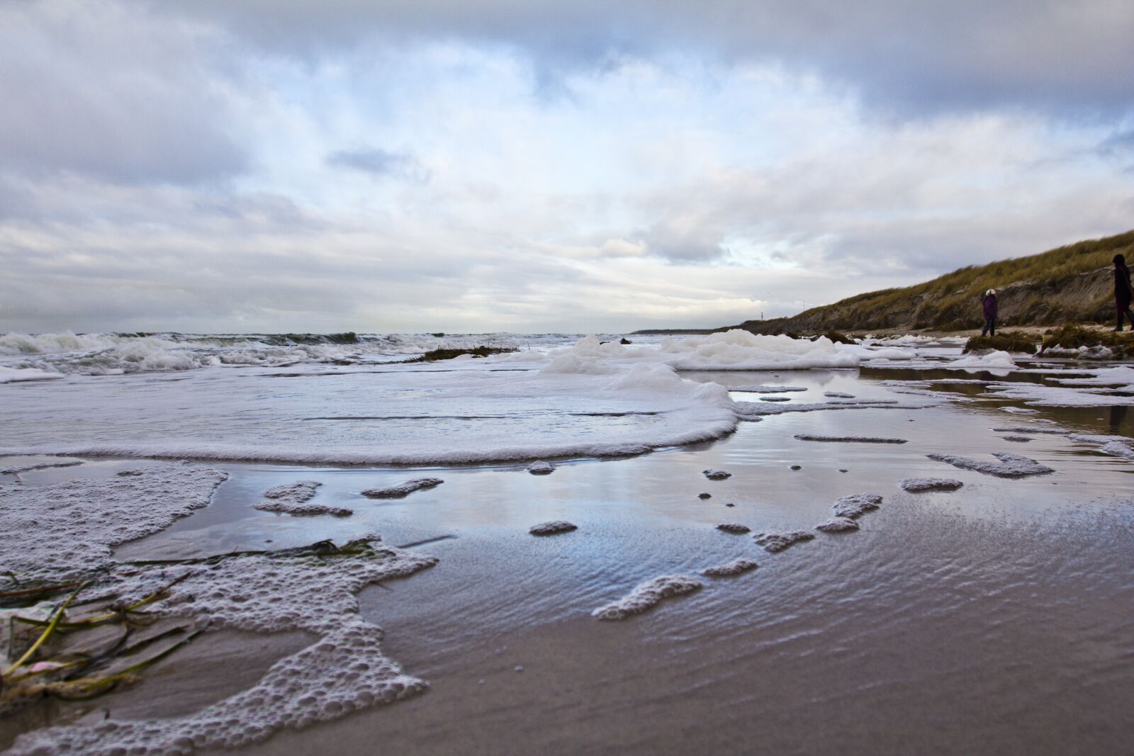 Canon EOS 60D + Canon EF 17-40mm F4L USM sample photo. Beach, spray, baltic sea photography