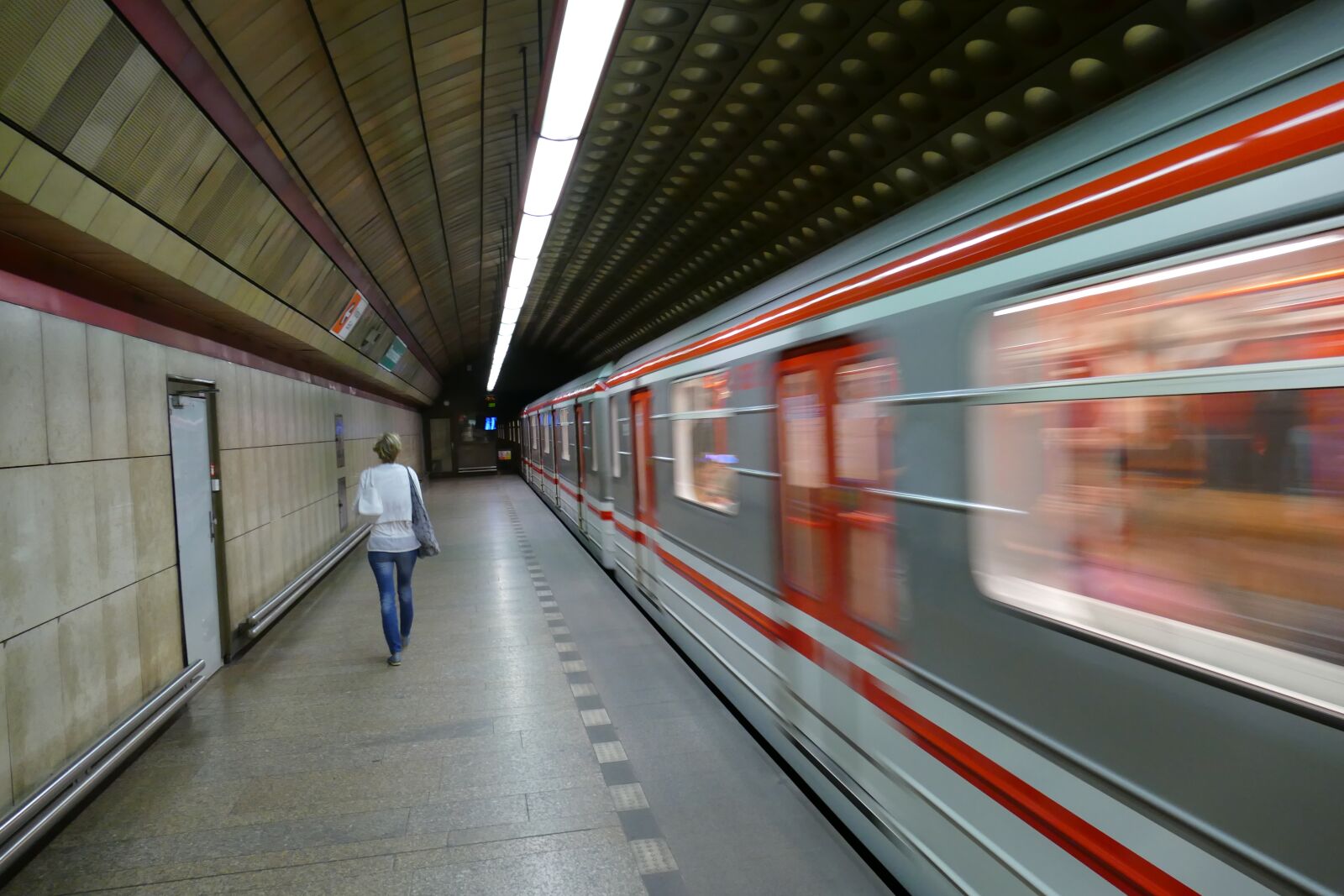 Panasonic Lumix DMC-FZ1000 sample photo. Prague, czech republic, metro photography