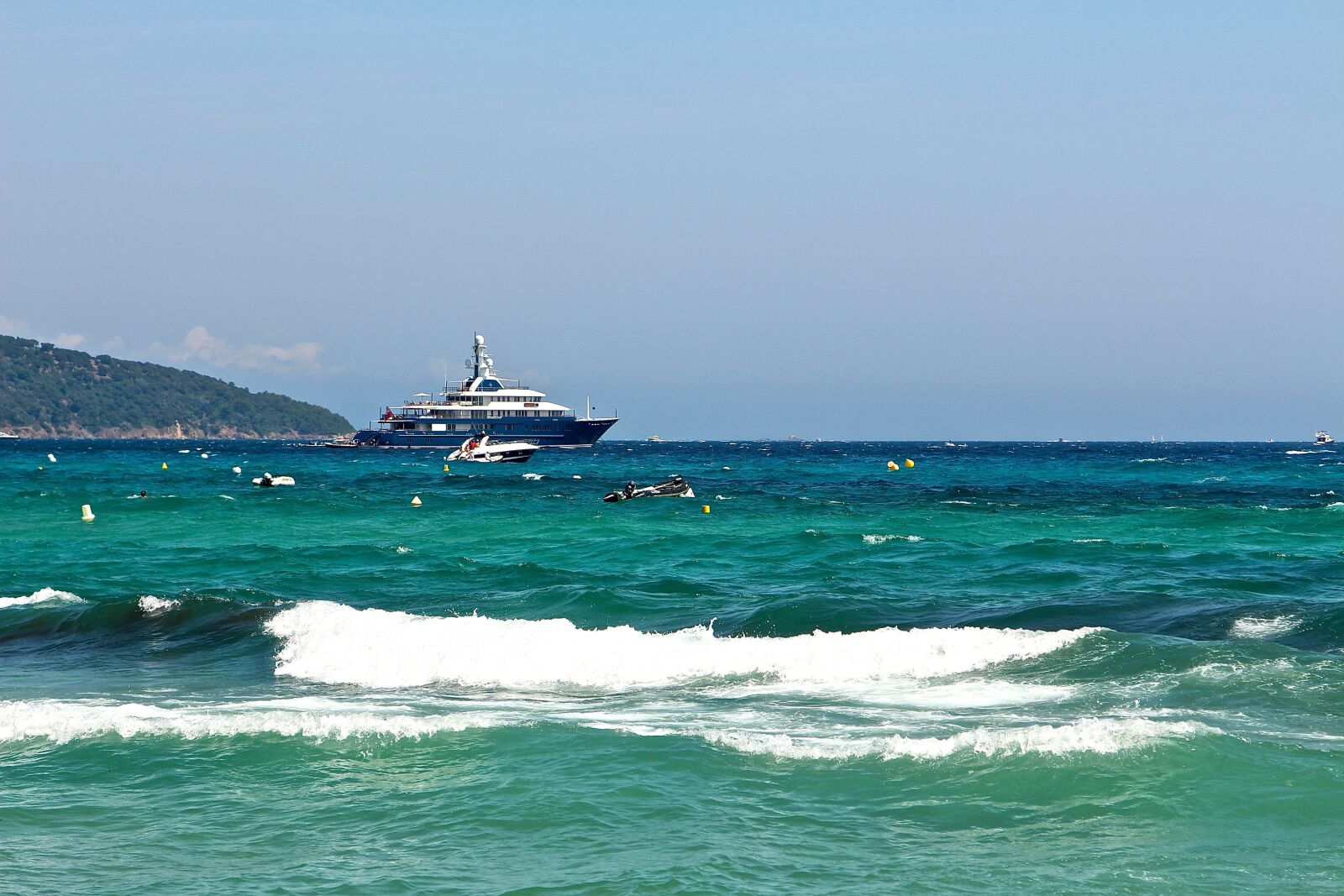 Canon EOS 650D (EOS Rebel T4i / EOS Kiss X6i) + Canon EF 24-105mm F4L IS USM sample photo. Motor yacht, luxury yacht photography