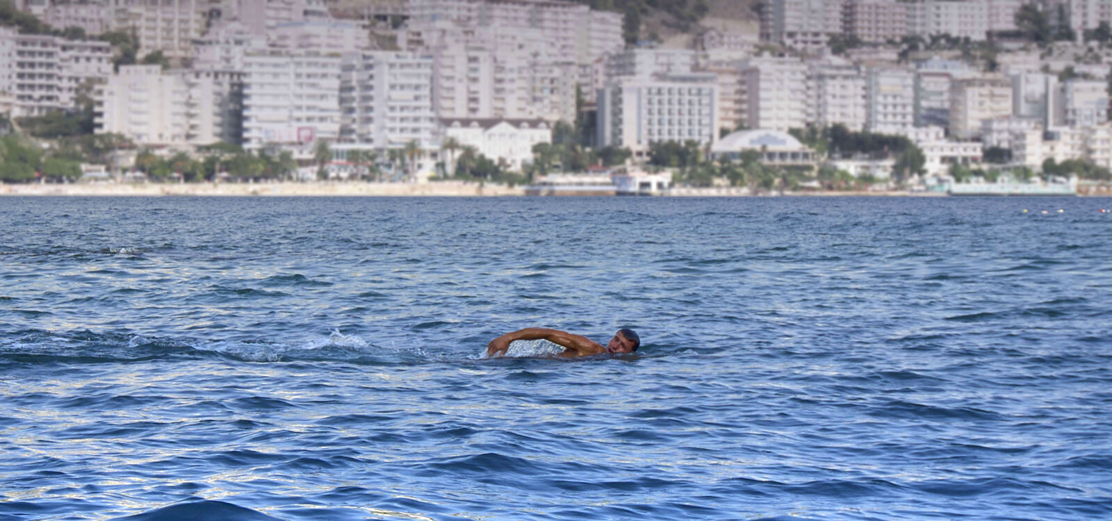 Sony E 16-50mm F3.5-5.6 PZ OSS sample photo. Man, swimming, in, a photography