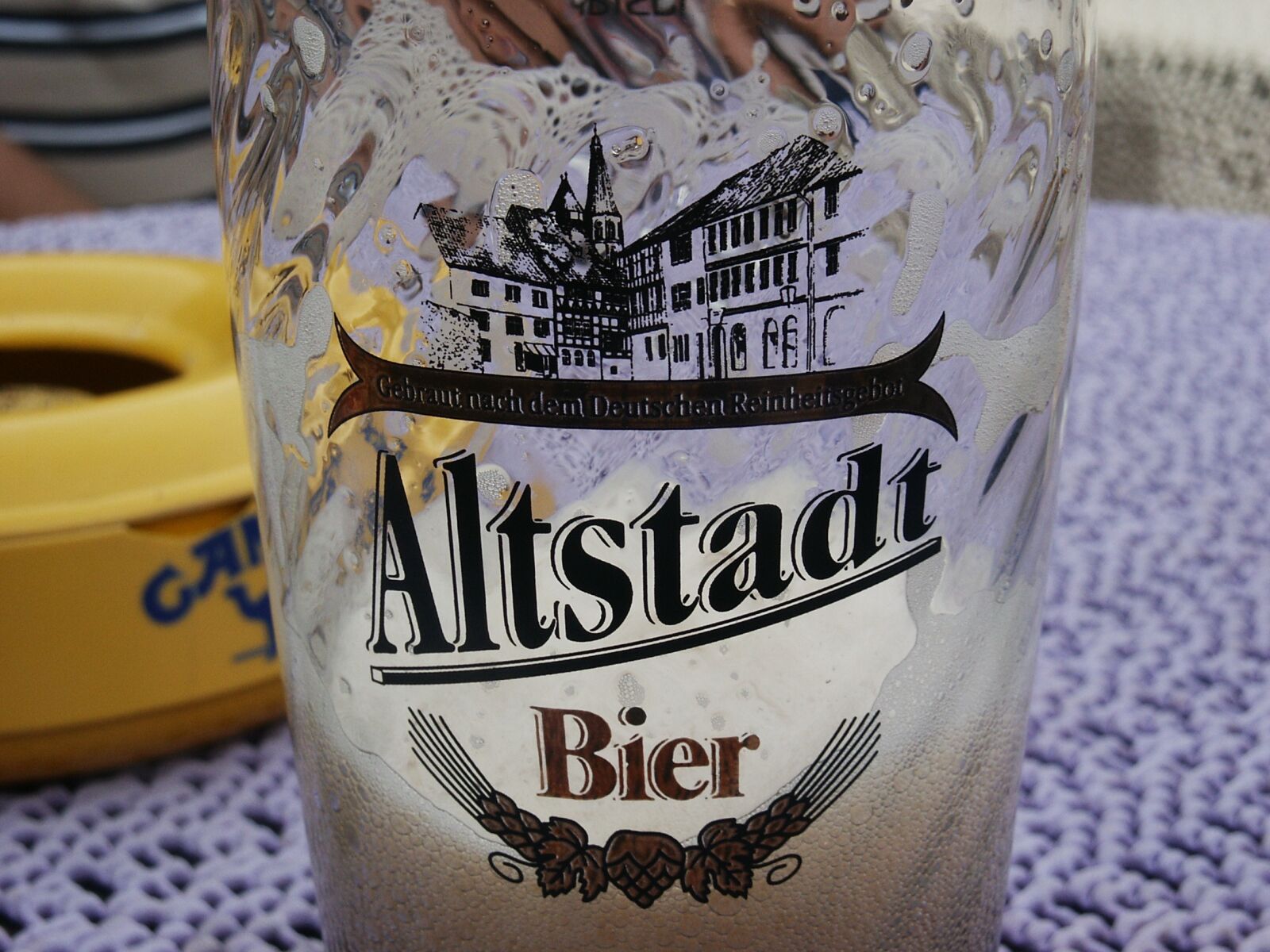 KONICA MINOLTA DiMAGE S414 sample photo. Beer glass, historic center photography