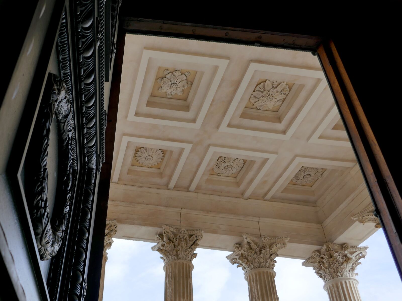 Panasonic Lumix DMC-ZS100 (Lumix DMC-TZ100) sample photo. Corinthian, columns, capitals photography