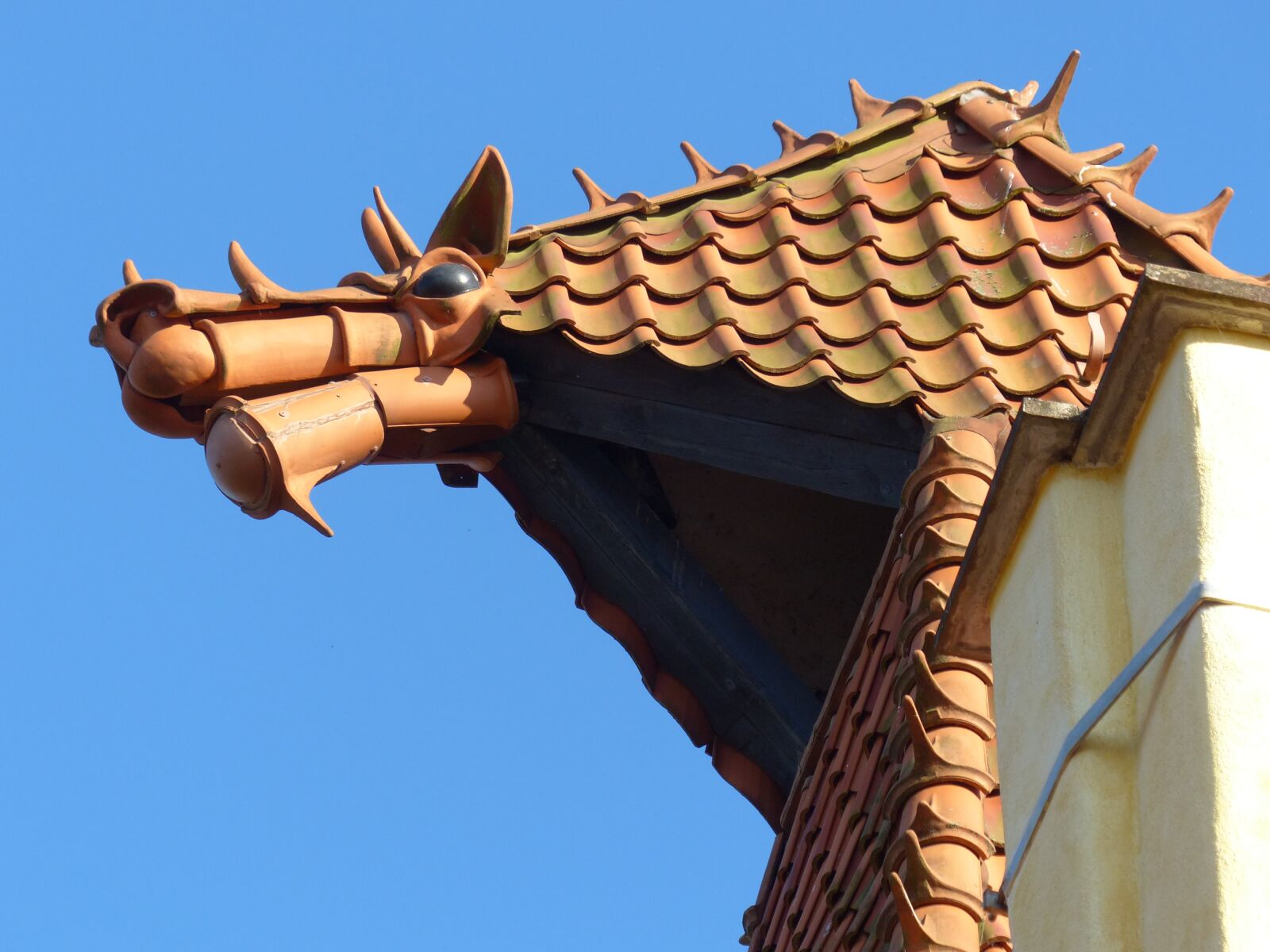 Panasonic Lumix DMC-FZ200 sample photo. Gargoyle, dragon, roof photography