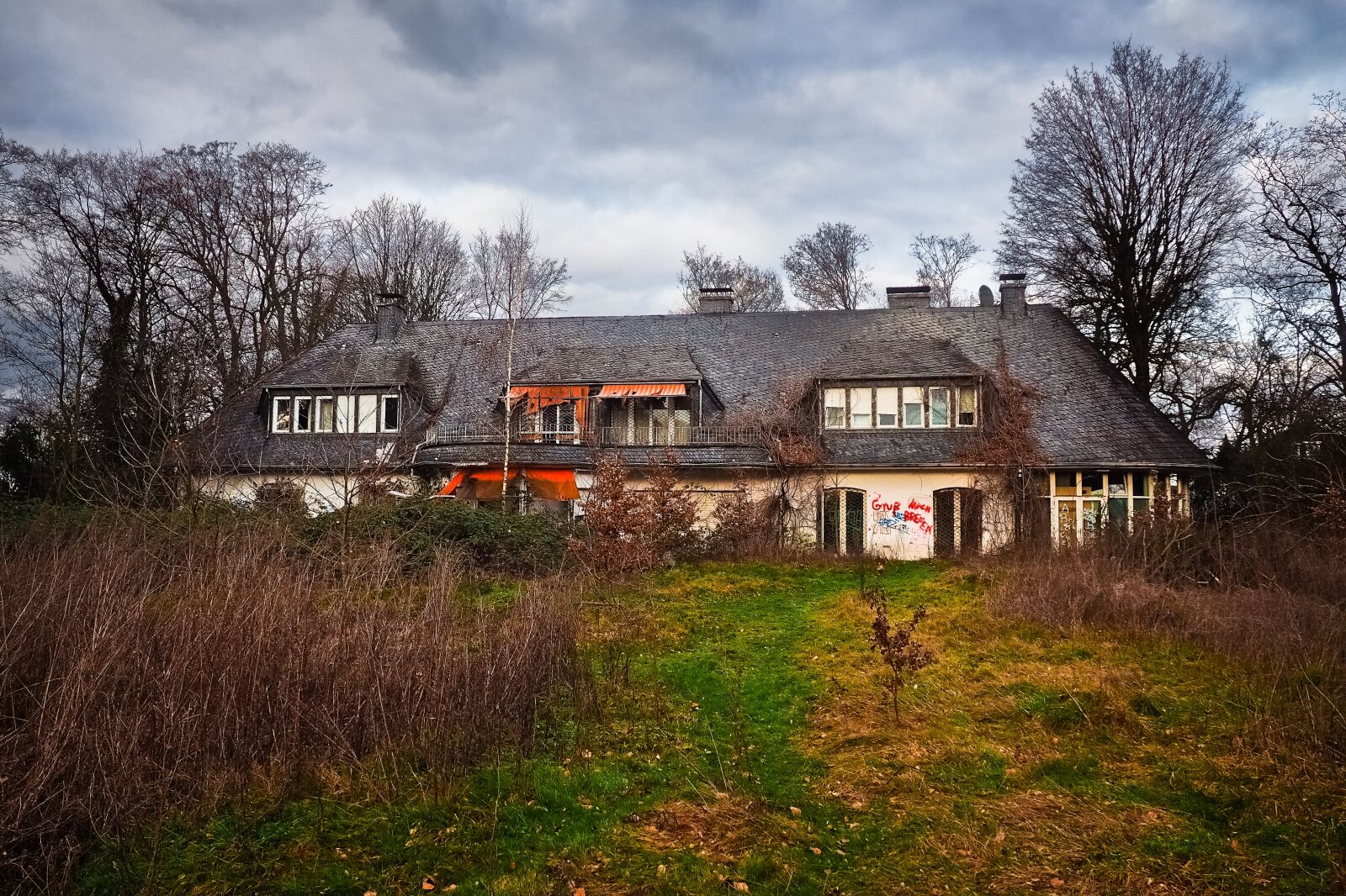 Olympus OM-D E-M10 sample photo. Lost places, villa, abandoned photography