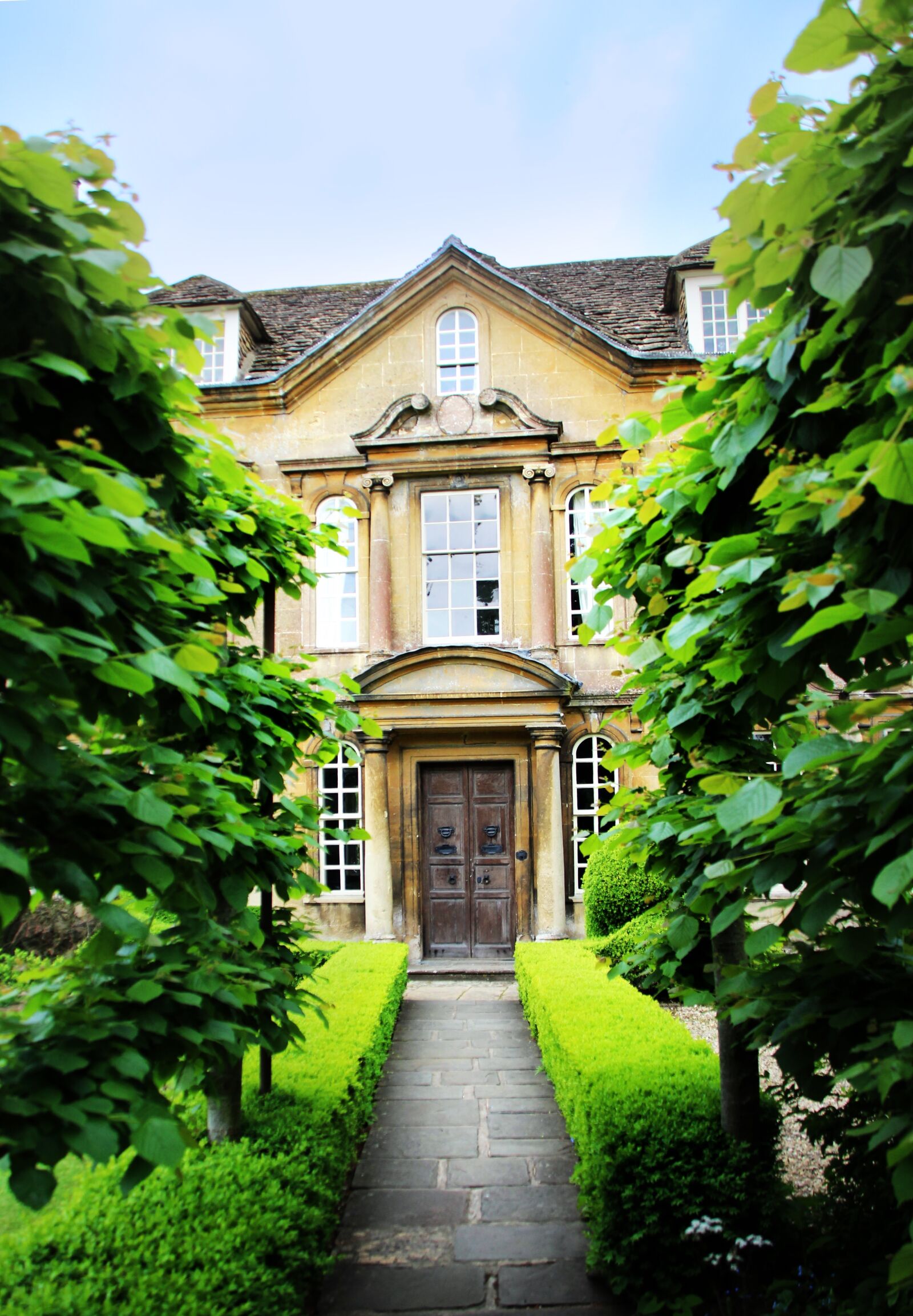 Canon EOS 1300D (EOS Rebel T6 / EOS Kiss X80) sample photo. Input, hedge, manor house photography