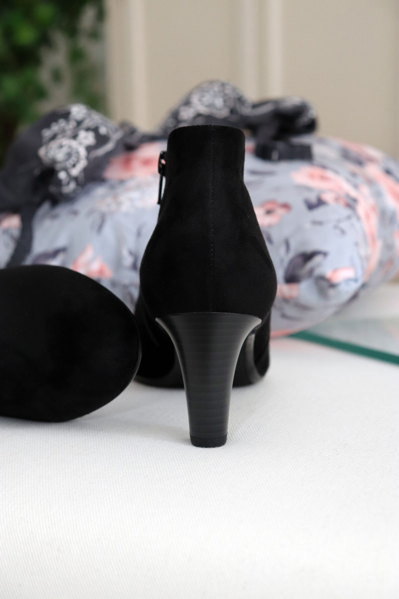 Canon EOS 800D (EOS Rebel T7i / EOS Kiss X9i) sample photo. Shoe, shoes, black photography