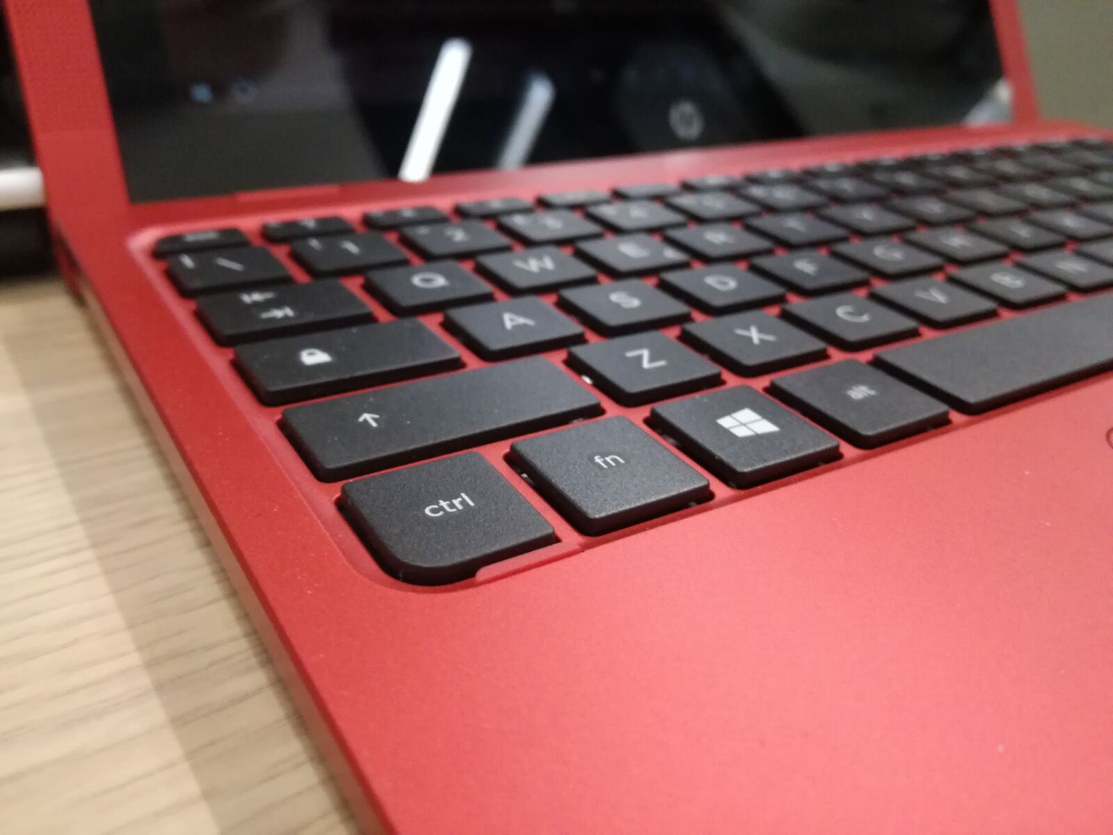 HUAWEI P9 LITE sample photo. Red, computer, keys photography