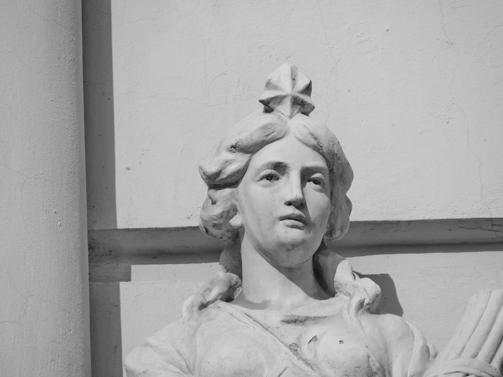 Nikon Coolpix P520 sample photo. Black and white, bust photography