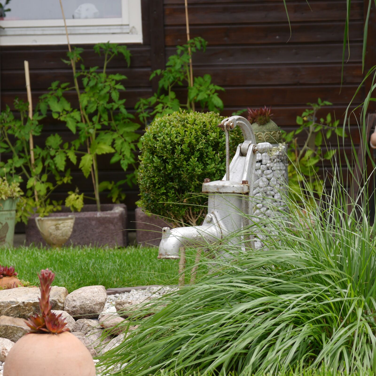 Panasonic Lumix DMC-G5 sample photo. Garden, fountain, garden design photography