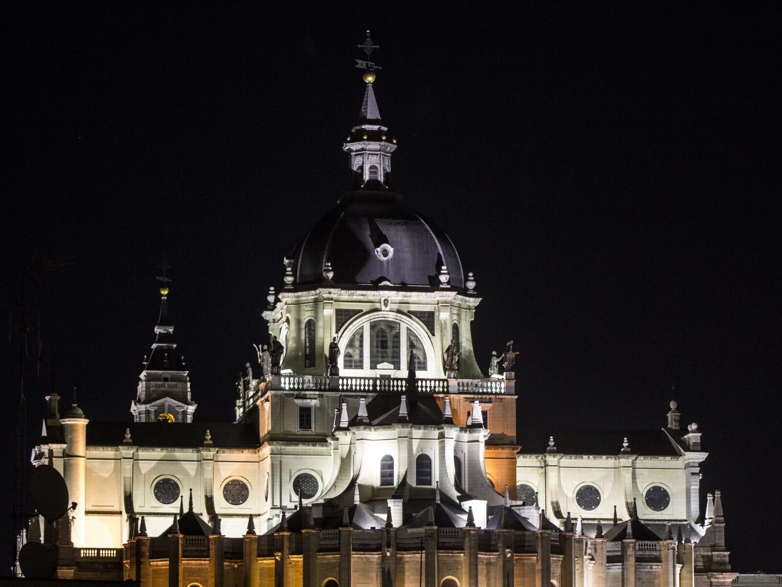 Canon EF 75-300mm f/4-5.6 sample photo. Almudena cathedral, madrid, almudena photography