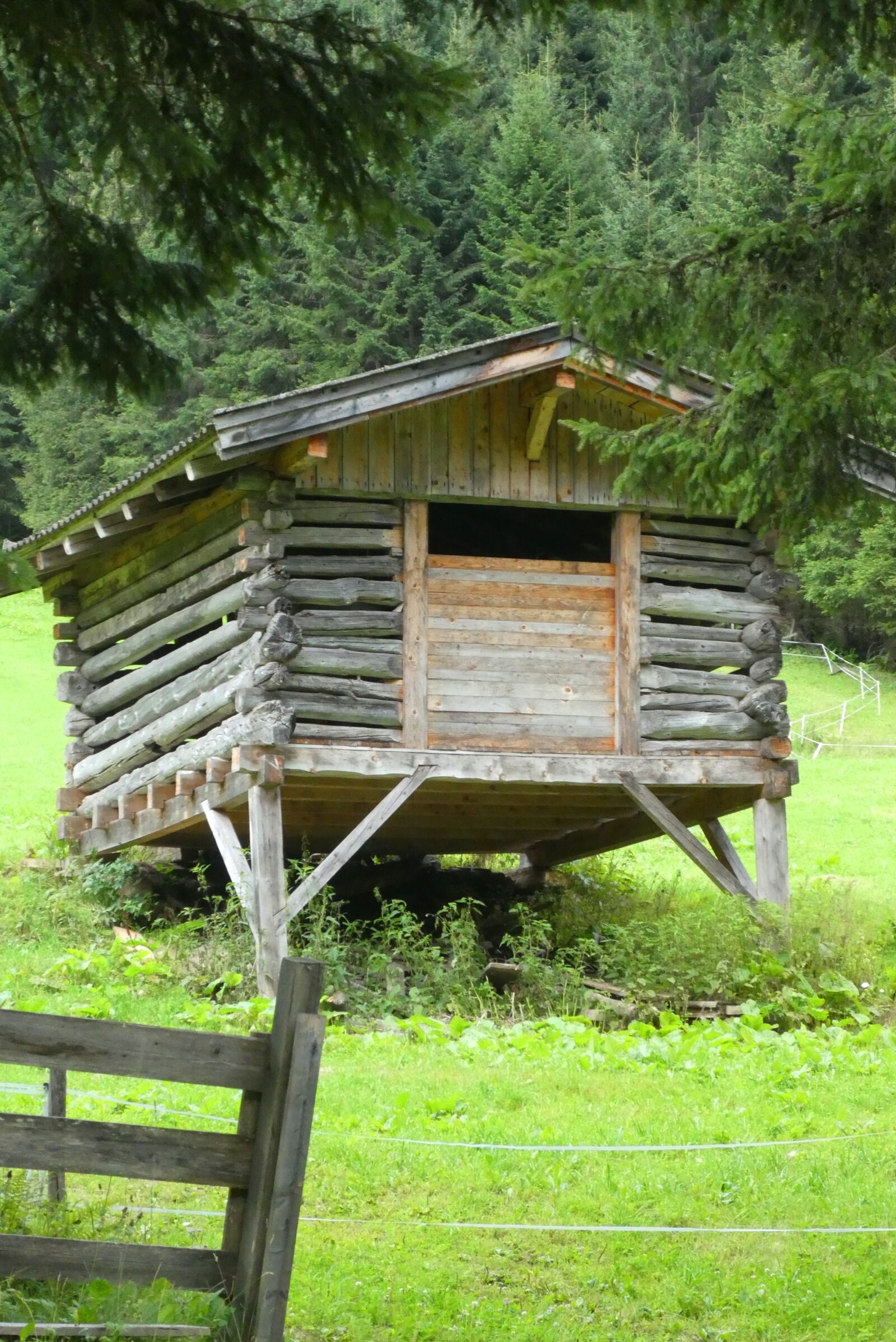 Panasonic Lumix DC-ZS70 (Lumix DC-TZ90) sample photo. Hut, wood, scale photography