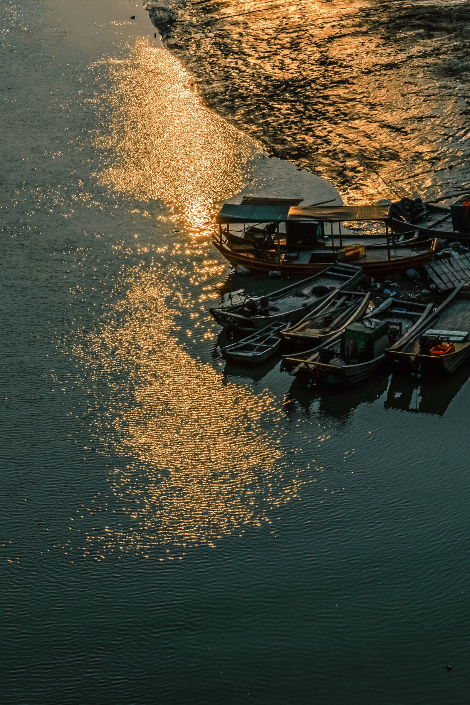 Sony FE 24-240mm F3.5-6.3 OSS sample photo. River, boats, water photography