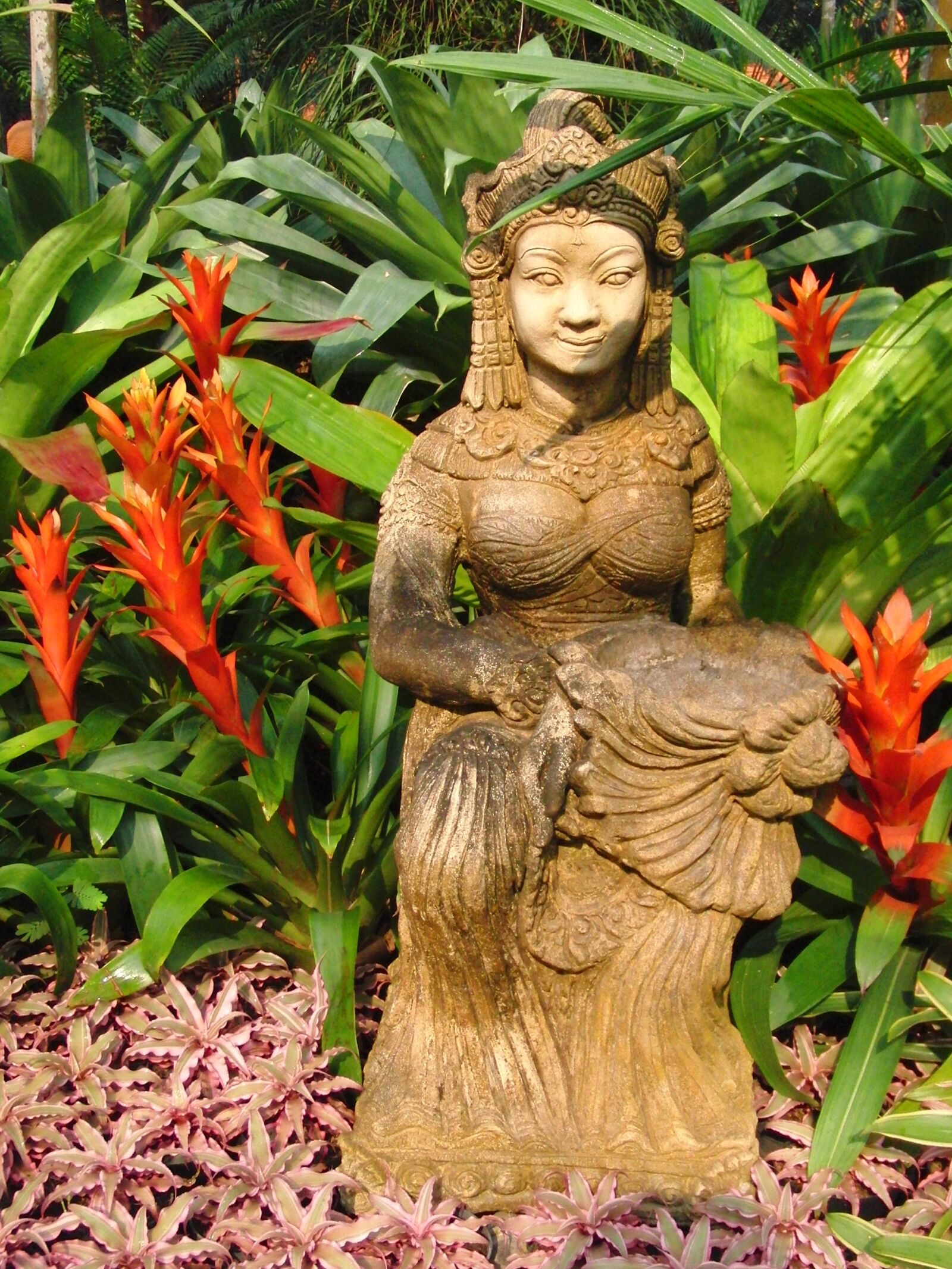 CASIO EX-FC100 sample photo. Woman, garden sculpture, thai photography