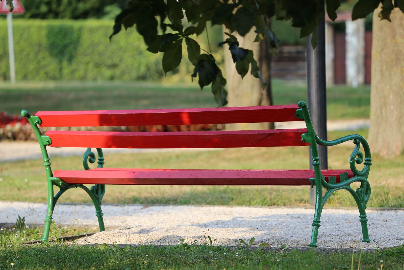 Canon EF 70-300 F4-5.6 IS II USM sample photo. Red bench, park, green photography