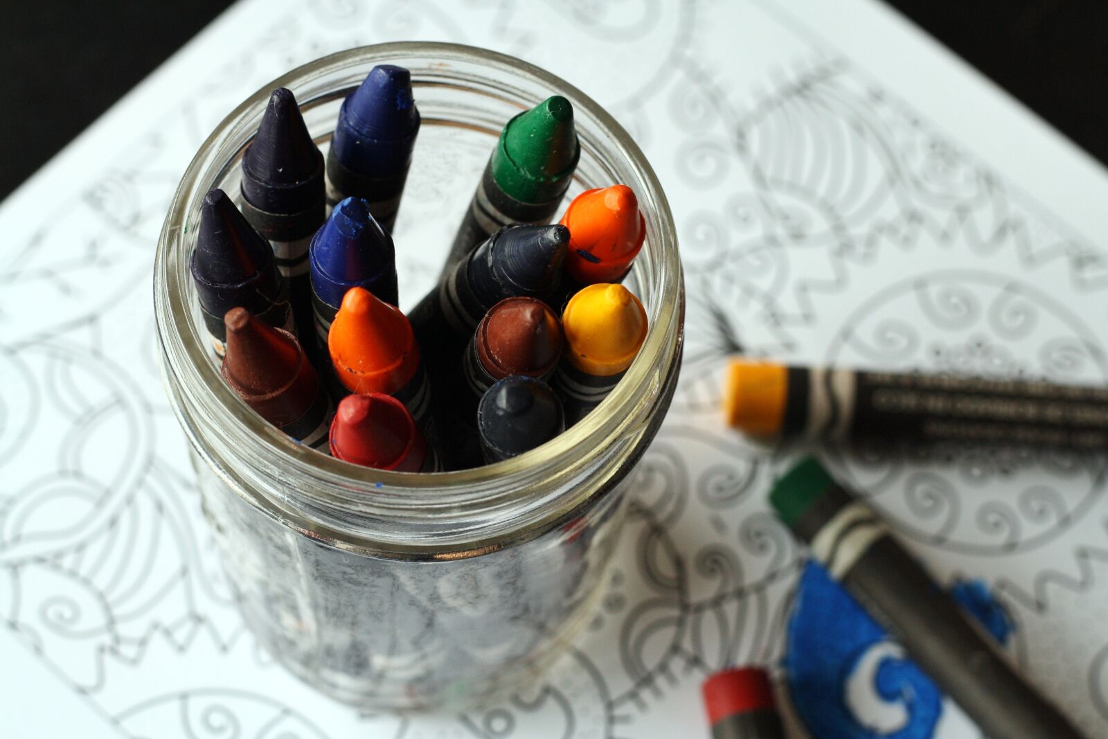 Canon EOS 1000D (EOS Digital Rebel XS / EOS Kiss F) sample photo. Crayons, coloring book, coloring photography