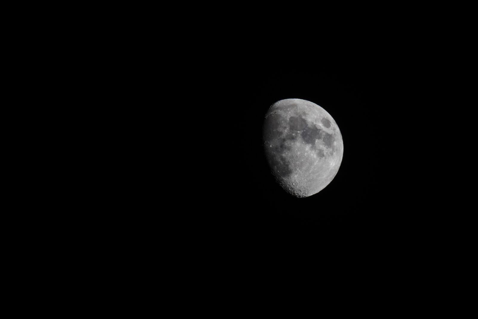 Canon EOS 5DS R + Canon EF 100-400mm F4.5-5.6L IS II USM sample photo. Moon, lunar, night photography