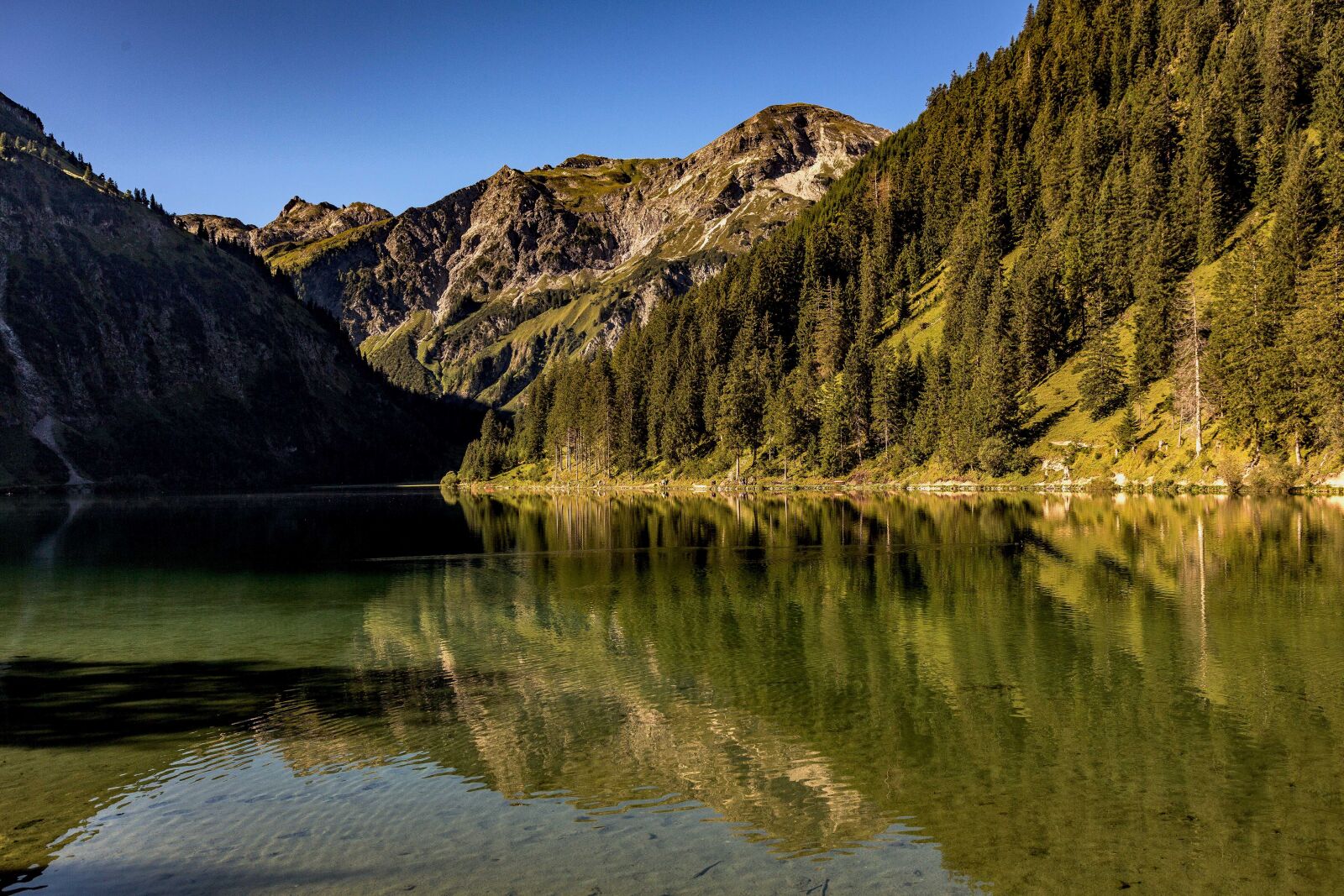 Canon EF 24-105mm F4L IS USM sample photo. Lake, reflection, mountains photography