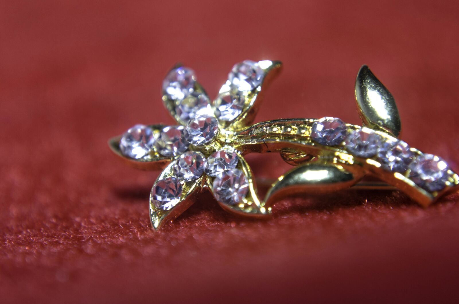 Nikon D5100 sample photo. Diamond, earring, luxury, gold photography