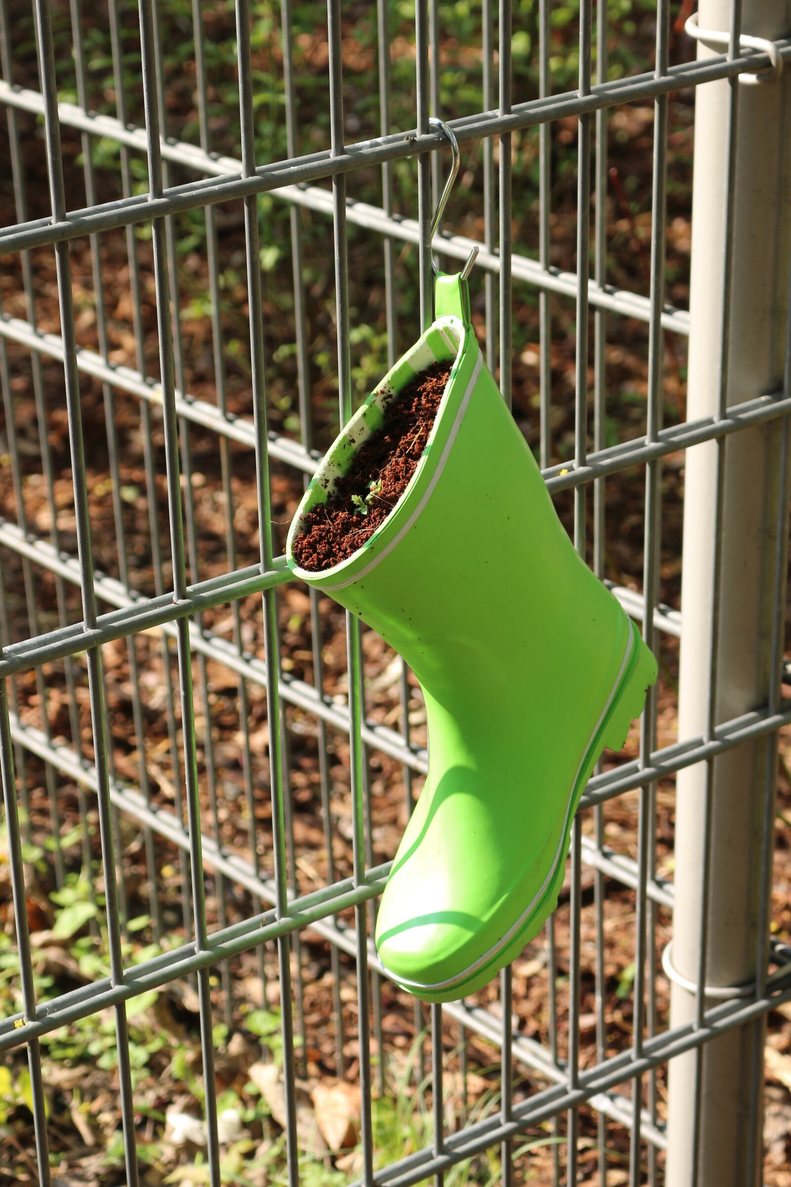 Canon EOS 700D (EOS Rebel T5i / EOS Kiss X7i) sample photo. Garden, fence, rubber boots photography