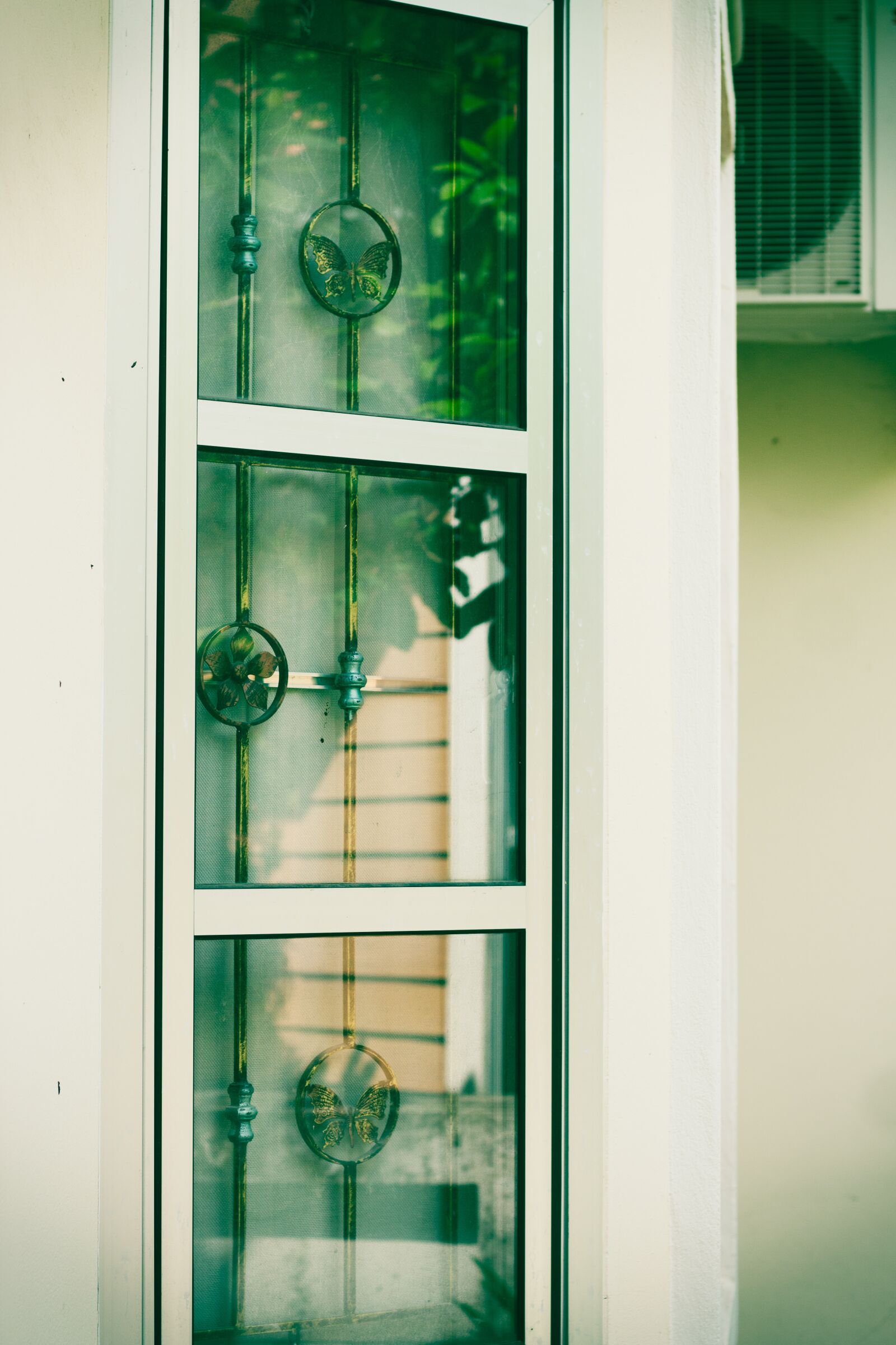 Canon EOS 700D (EOS Rebel T5i / EOS Kiss X7i) + Canon EF 50mm F1.8 STM sample photo. Window glass, light, glass photography