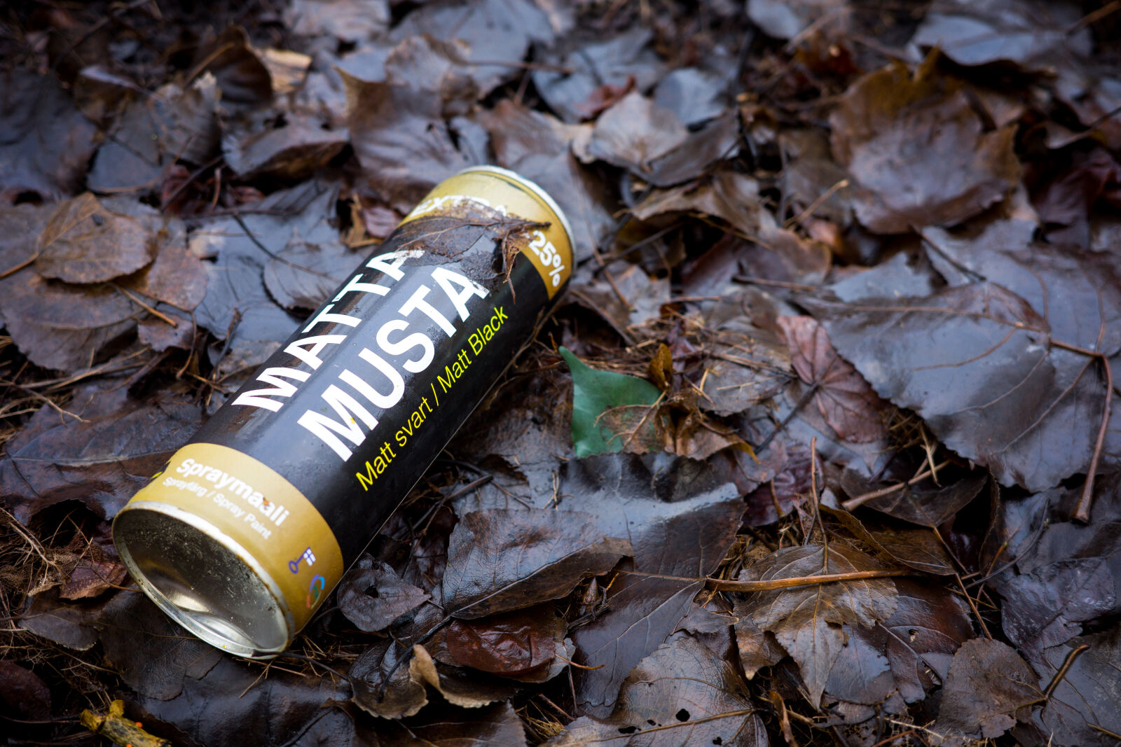 Ricoh GR IIIx sample photo. Matt black littering photography