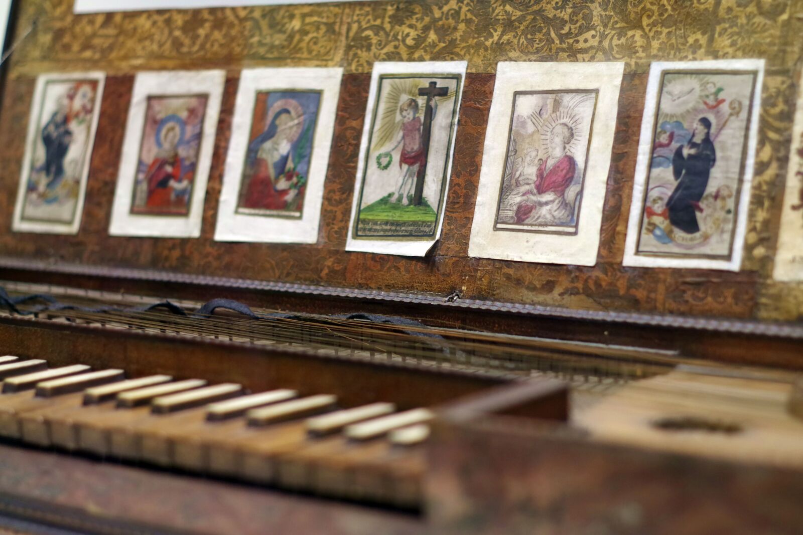 Pentax K-S2 sample photo. Organ, old, keys photography