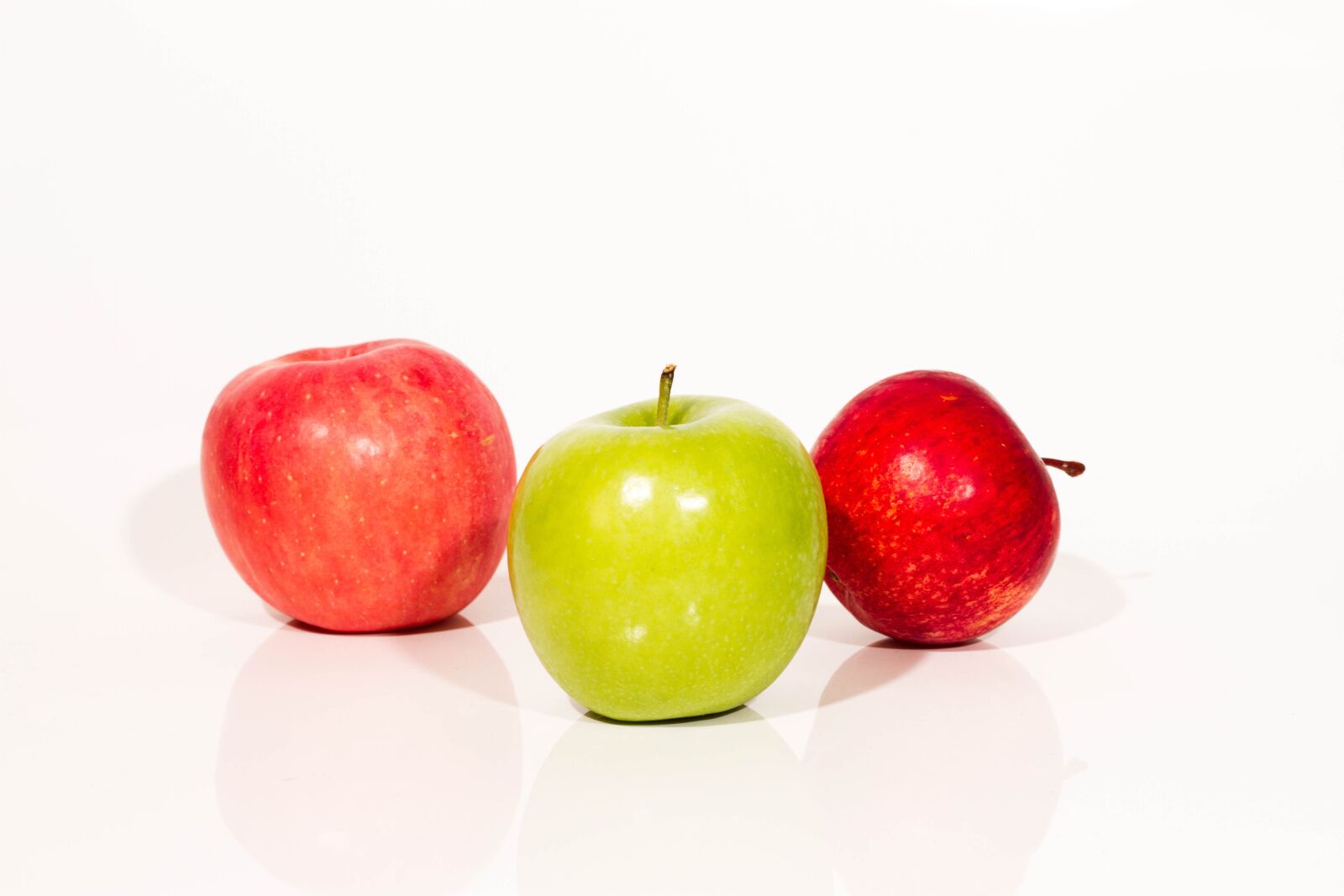 Canon EOS 7D + Canon EF 50mm F1.8 II sample photo. Fruit, apple, red photography