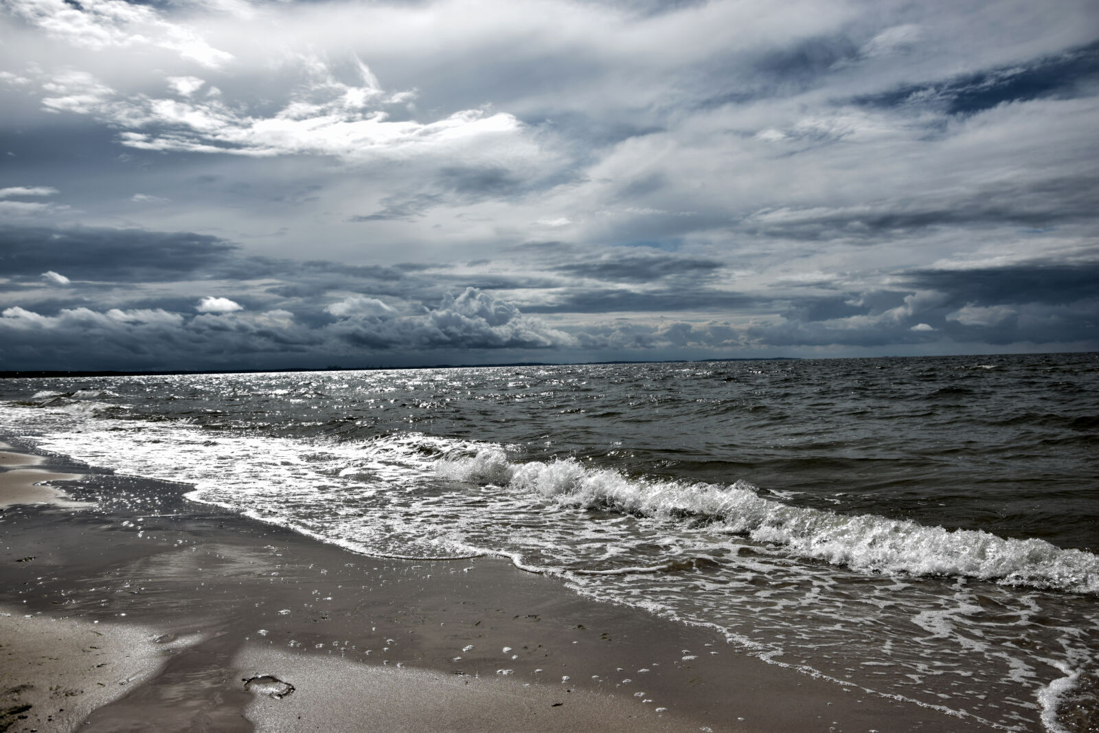 Nikon AF-S DX Nikkor 18-105mm F3.5-5.6G ED VR sample photo. Beach, clouds, coast, dawn photography