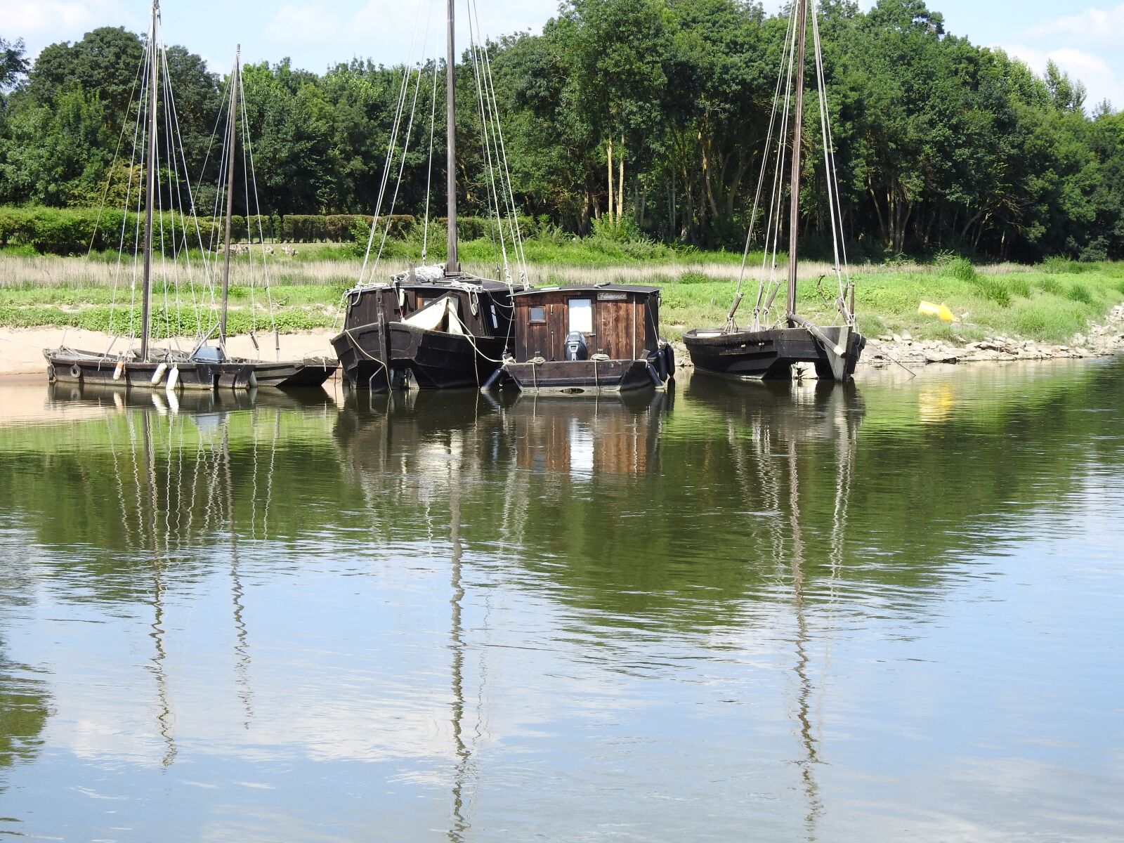 Nikon Coolpix P900 sample photo. Boats, river, the loire photography