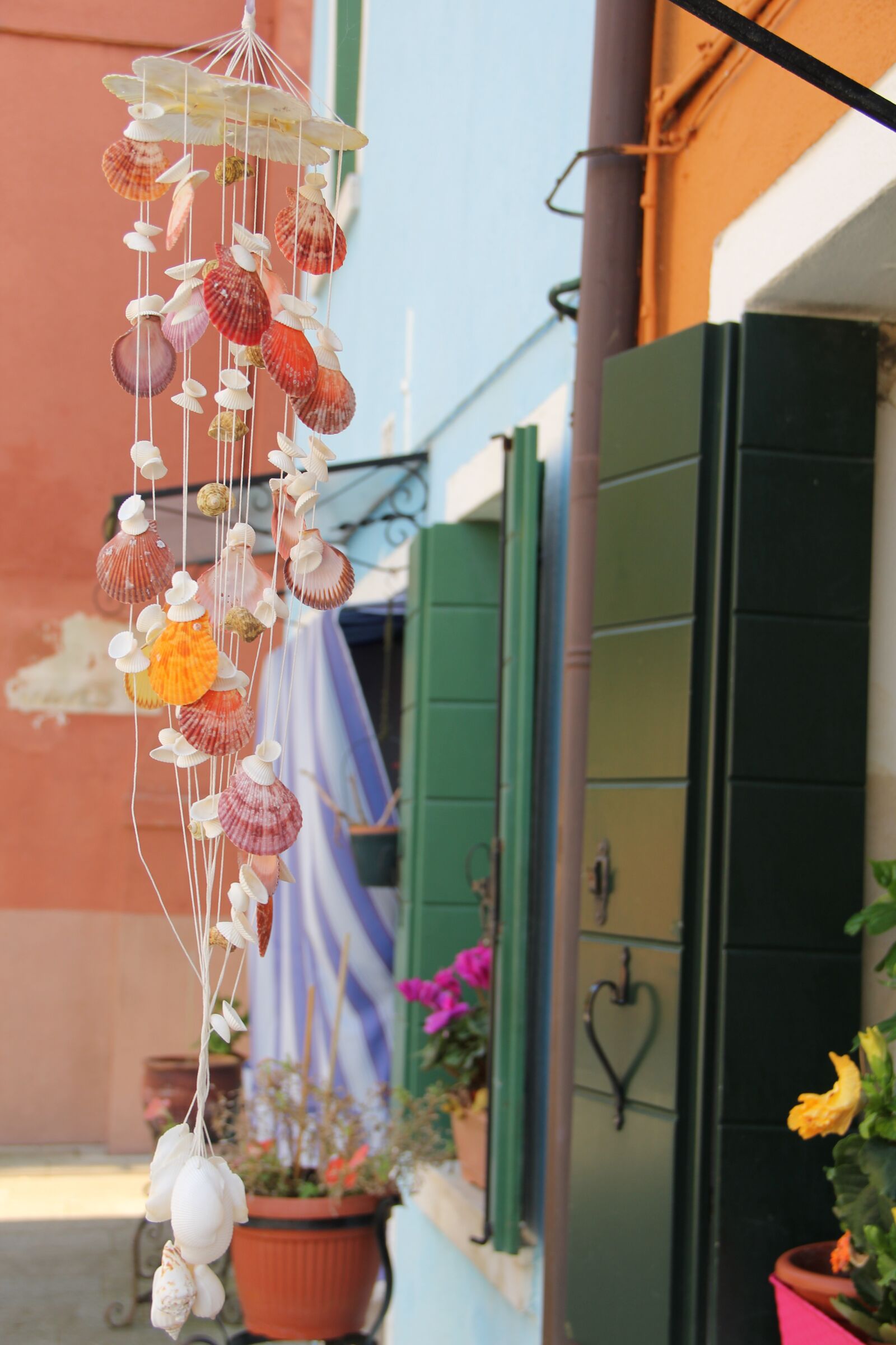 Canon EF-S 18-135mm F3.5-5.6 IS sample photo. Italy, burano, colorful houses photography