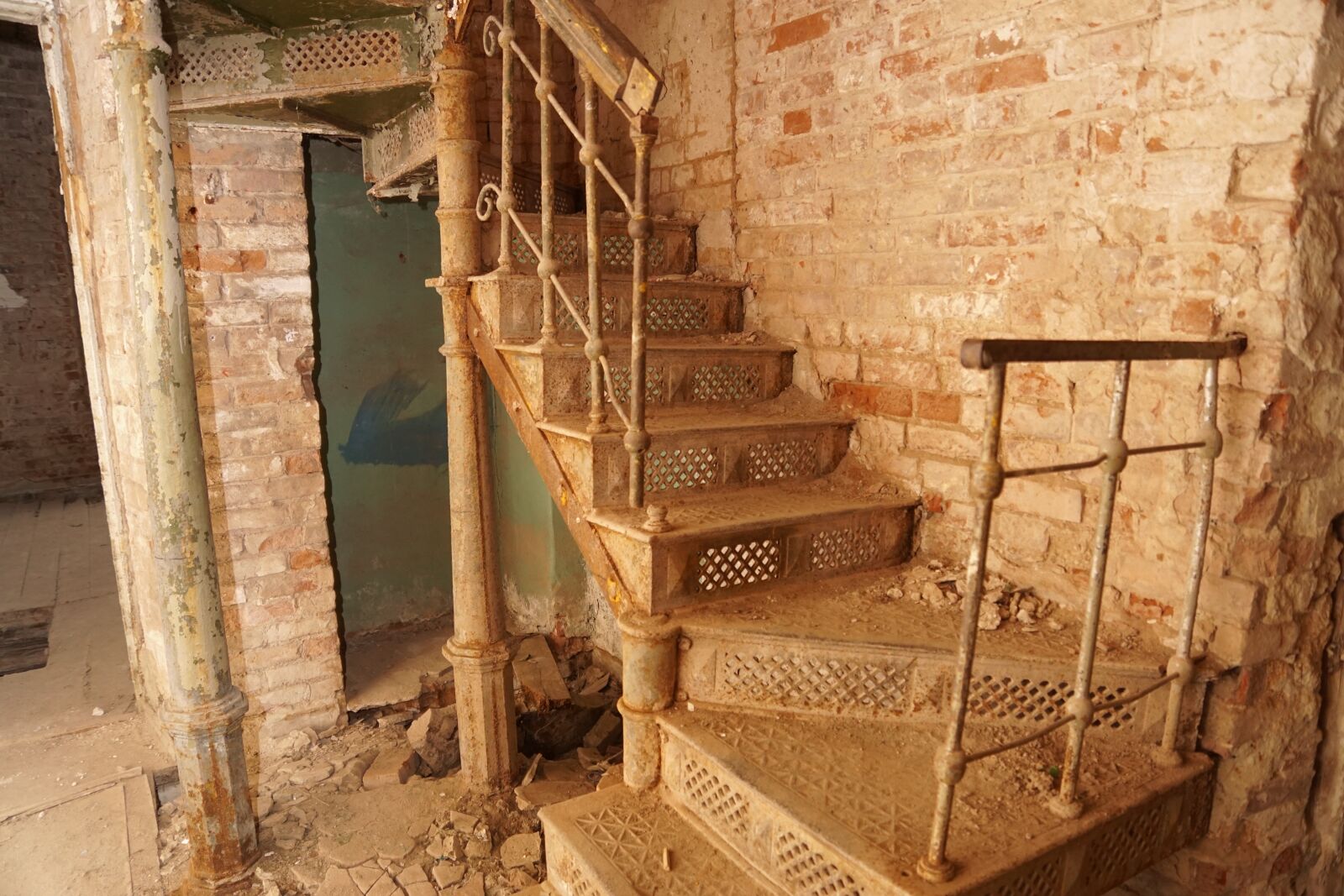 Sony ILCA-77M2 + Sony DT 16-50mm F2.8 SSM sample photo. House, antiquity, ladder photography