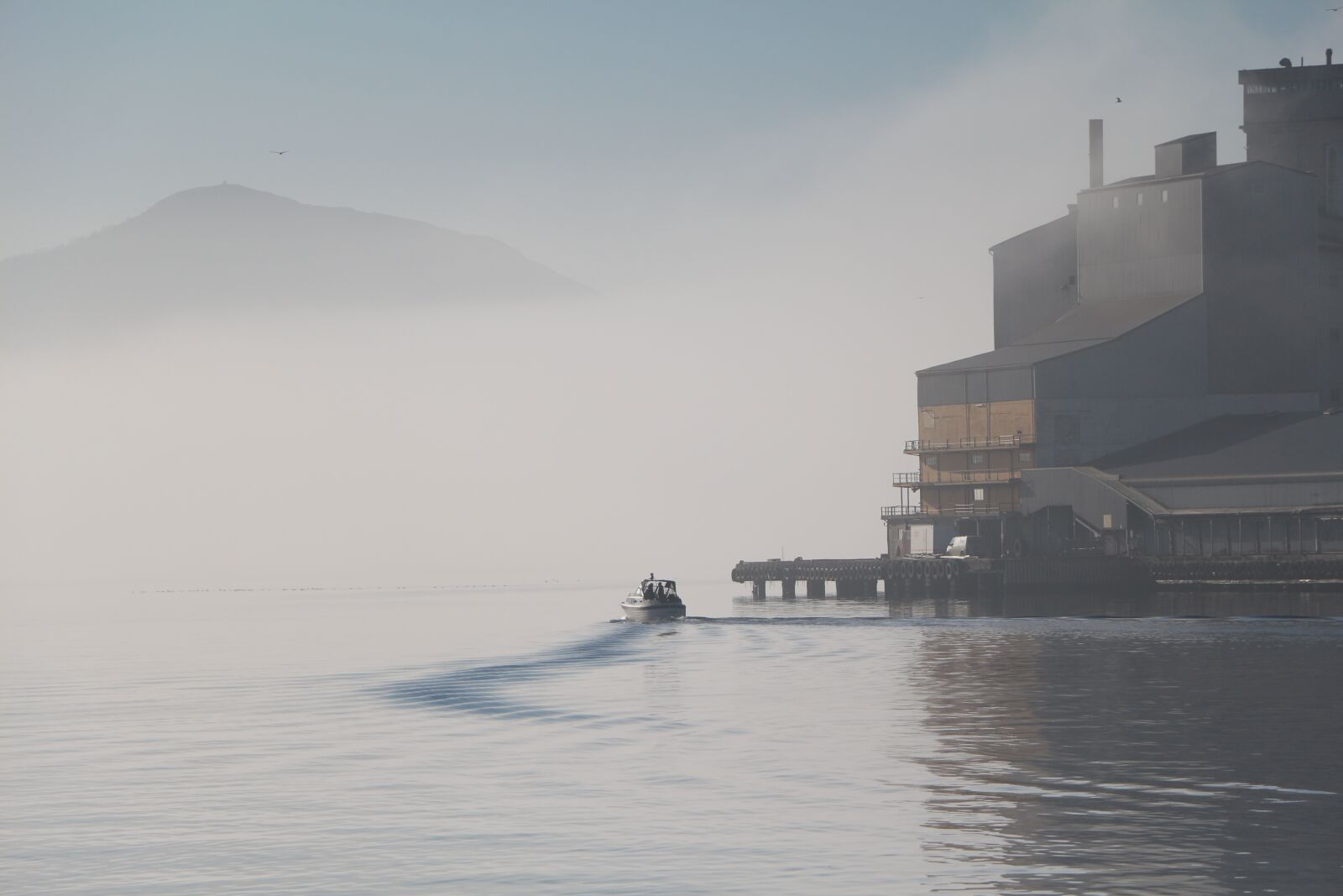 Canon EOS 650D (EOS Rebel T4i / EOS Kiss X6i) sample photo. Mountain, water, fog photography