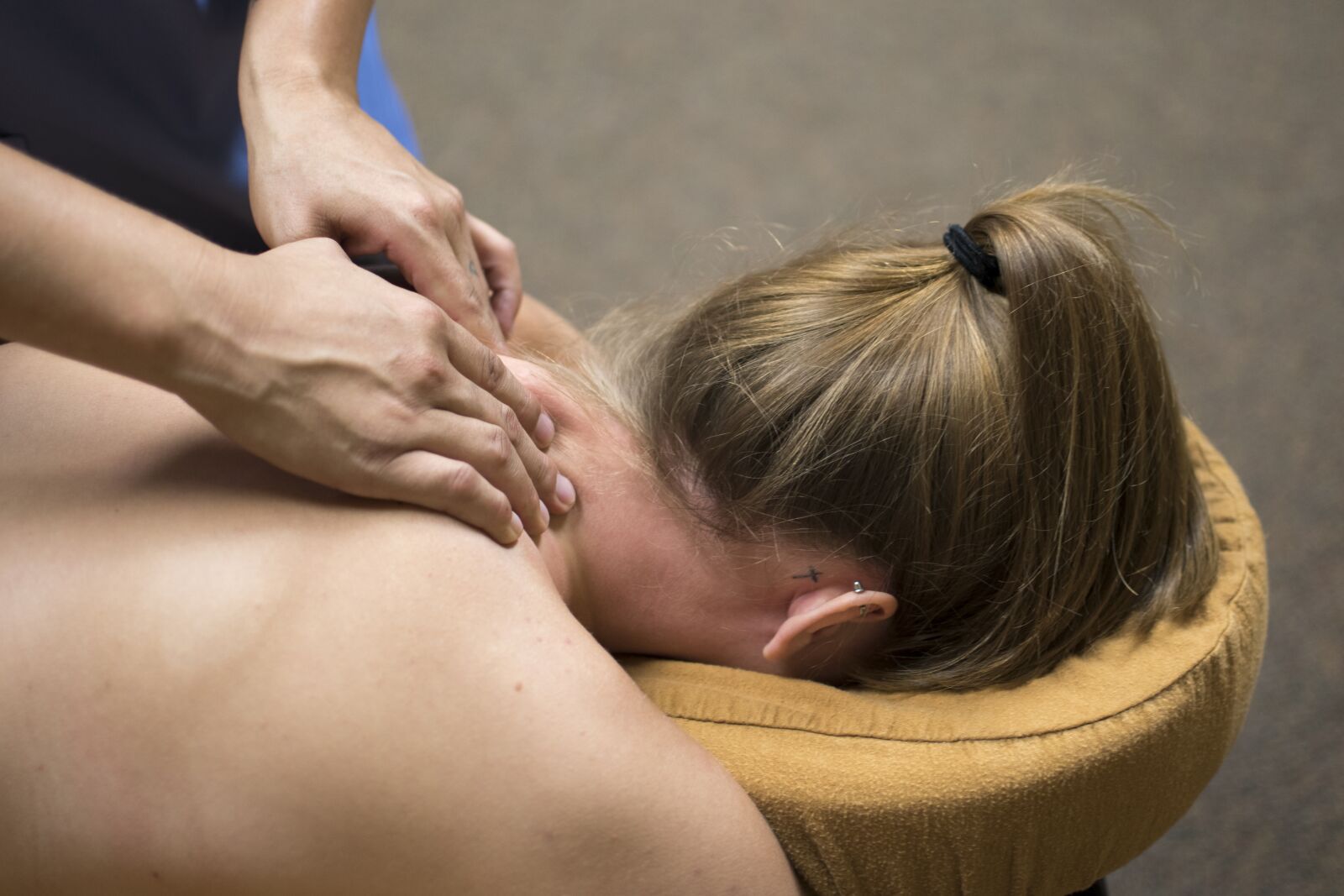 Nikon D5500 sample photo. Massage, massage therapist, massage photography