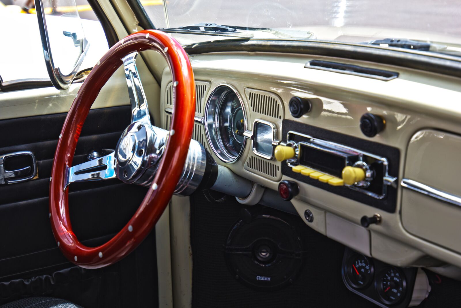 Canon EOS 60D + Canon EF 16-35mm F4L IS USM sample photo. Car, vw, bug photography