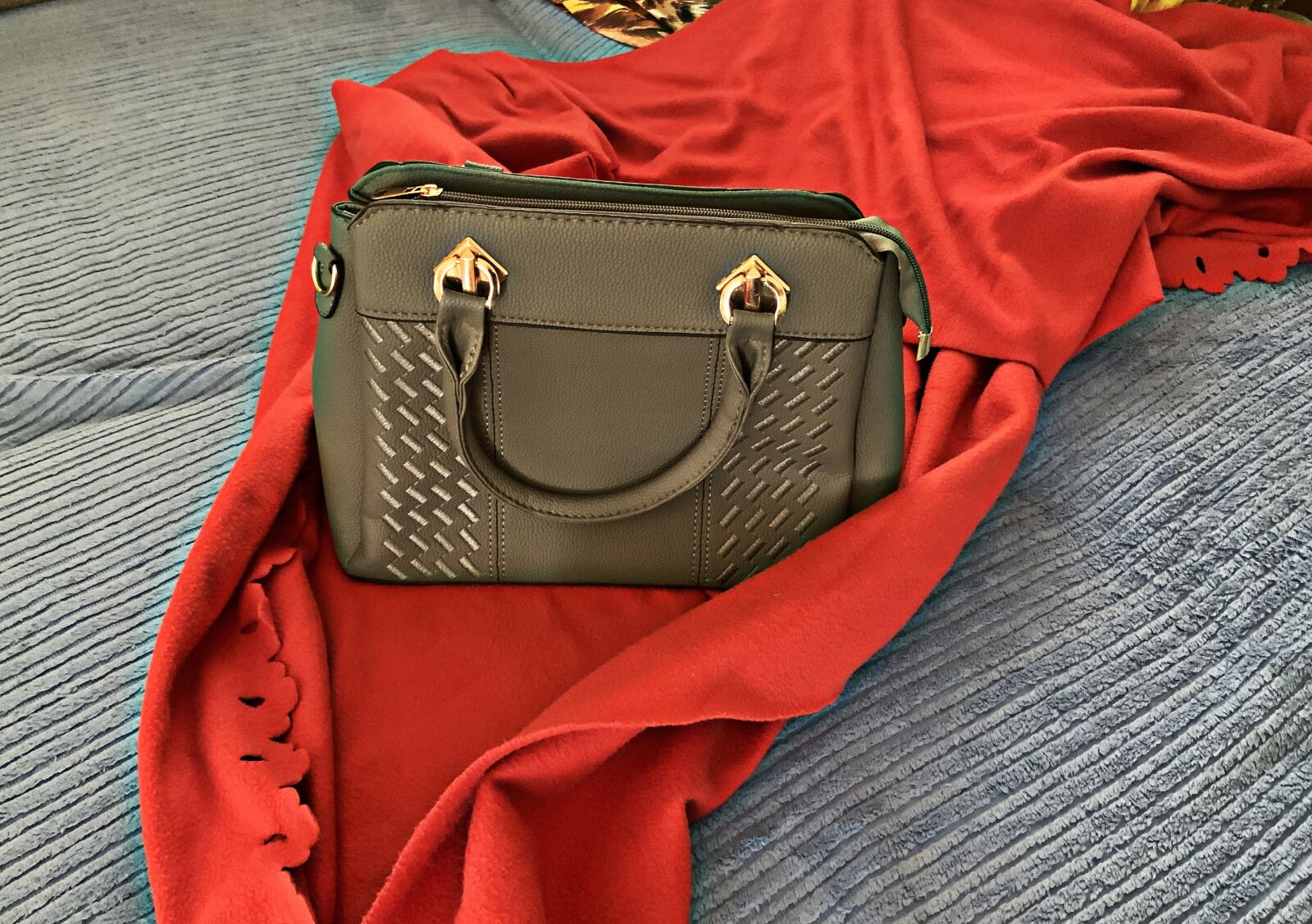 iPad Pro (11-inch) back camera 3mm f/1.8 sample photo. Handbag, bag, fashion photography