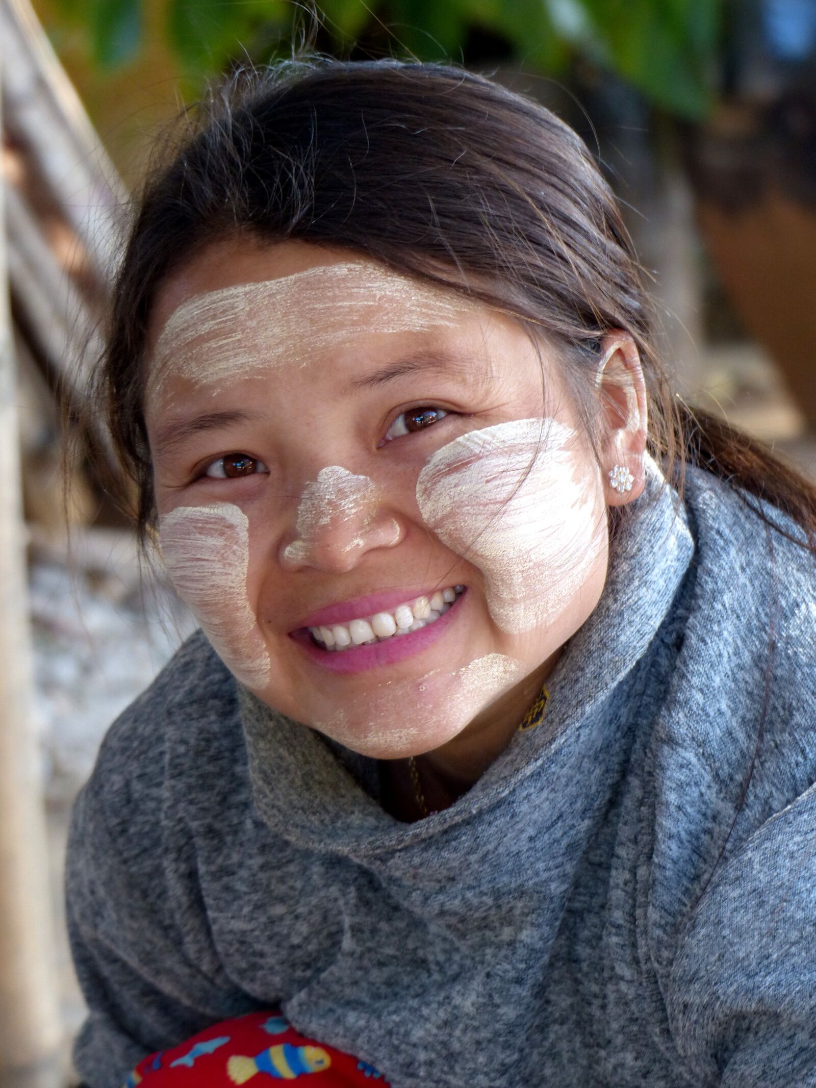 Panasonic Lumix DMC-FZ200 sample photo. Myanmar, girl, lifestyle photography