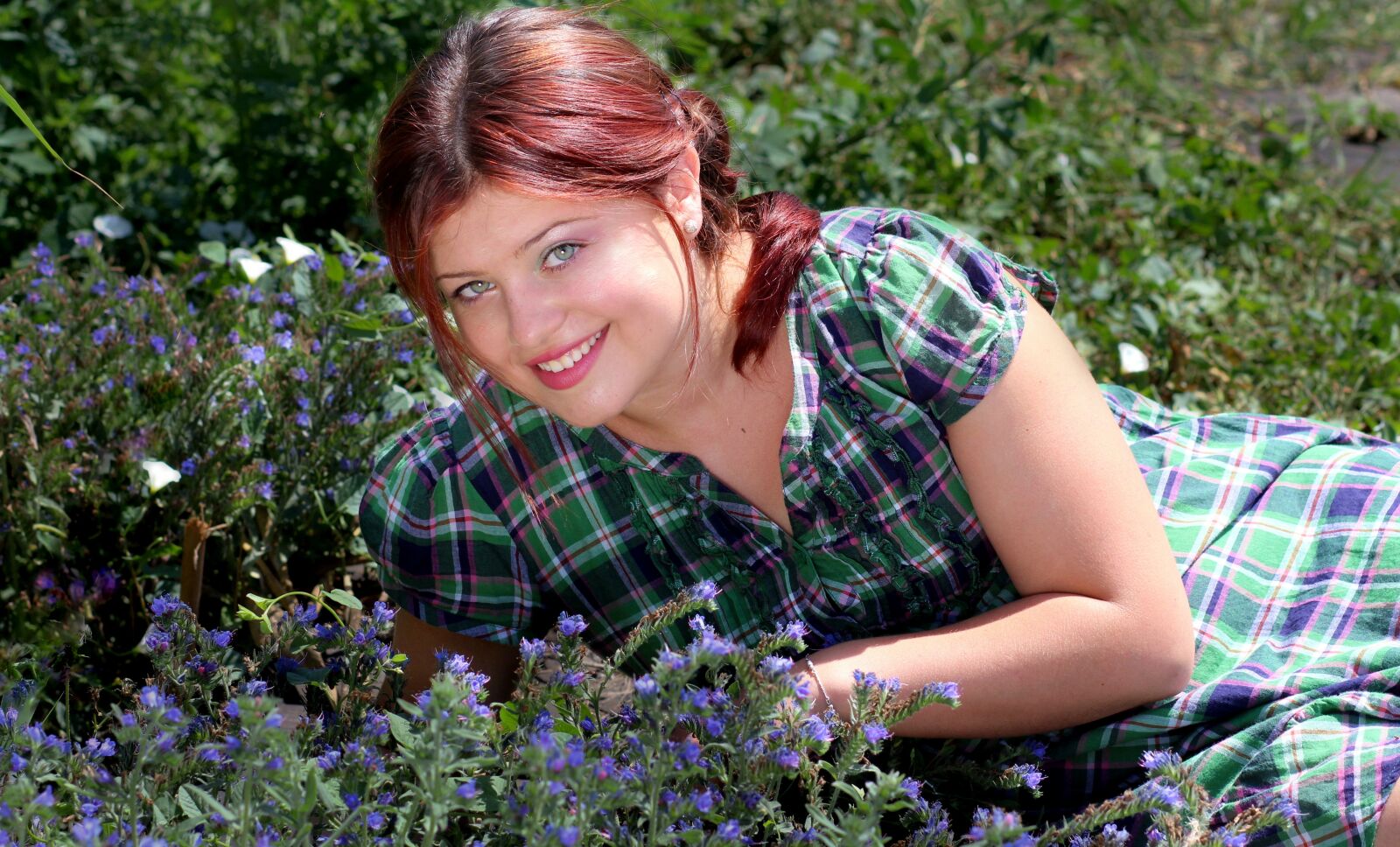 Canon EOS 700D (EOS Rebel T5i / EOS Kiss X7i) + Canon EF 85mm F1.8 USM sample photo. Girl, green eyes, flowers photography