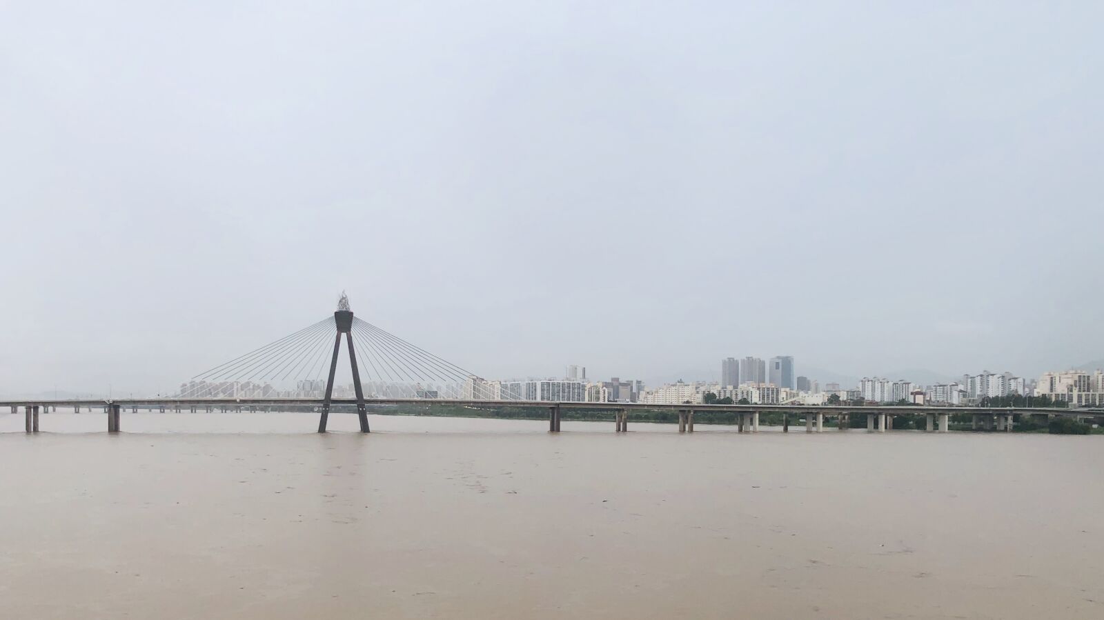 iPhone 8 back camera 3.99mm f/1.8 sample photo. Flow, river, han river photography