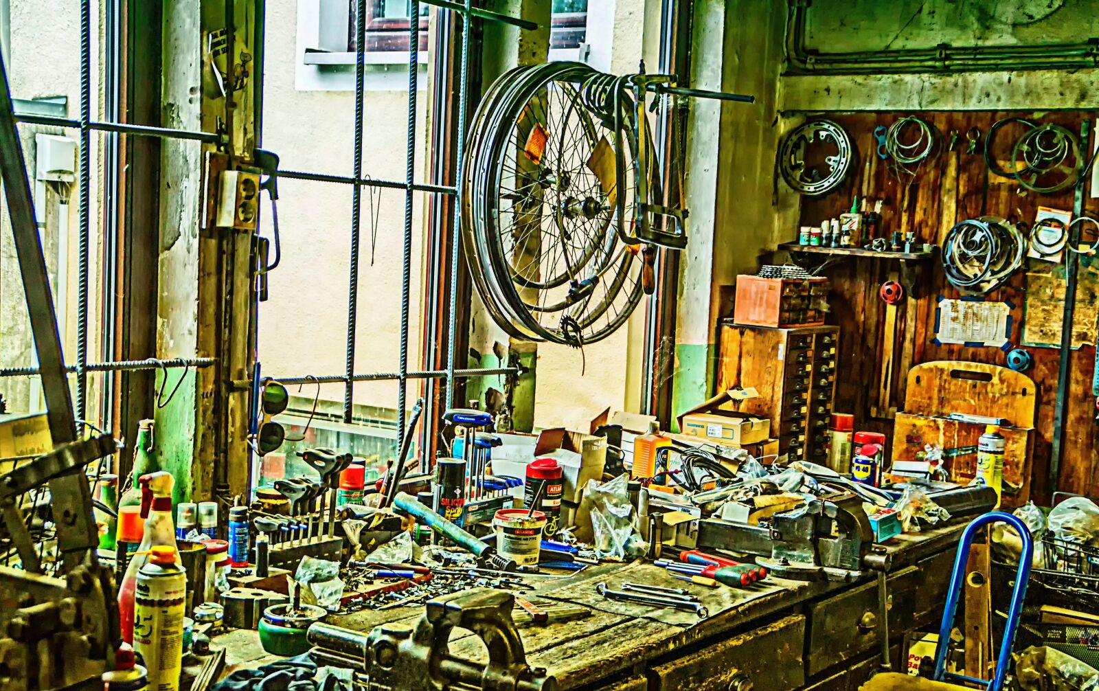 Sony SLT-A58 + Sony DT 18-200mm F3.5-6.3 sample photo. Bicycle workshop, old, alienated photography